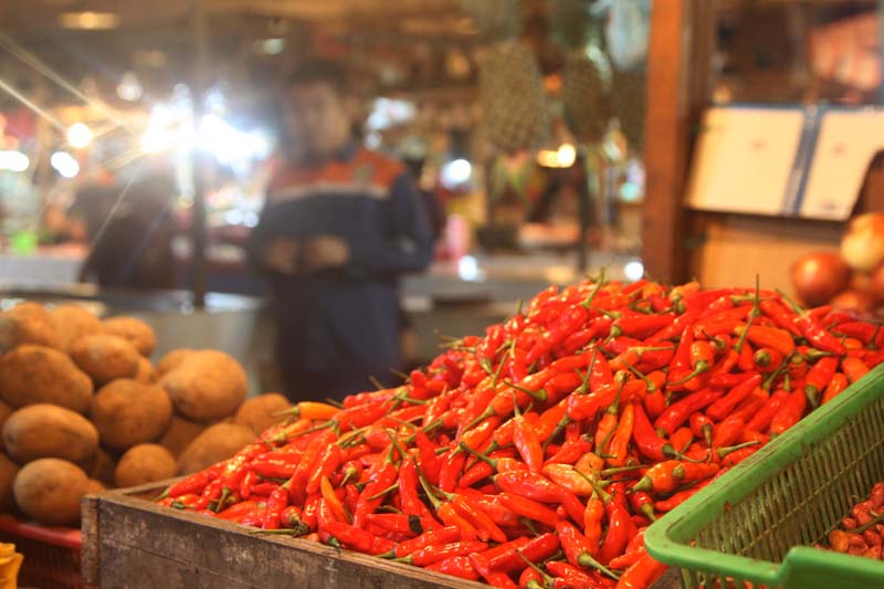 Harga cabai rawit di sejumlah pasar di Jawa Tengah meningkat akibat produksi cabai yang merosot dampak kemarau.