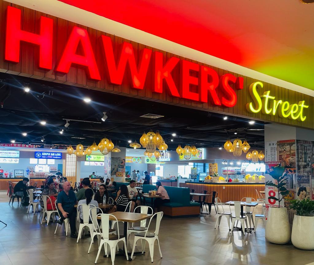 Pluit Village di Jakarta Utara memperkenalkan area makan dan wisata kuliner “Hawkers Street”.
