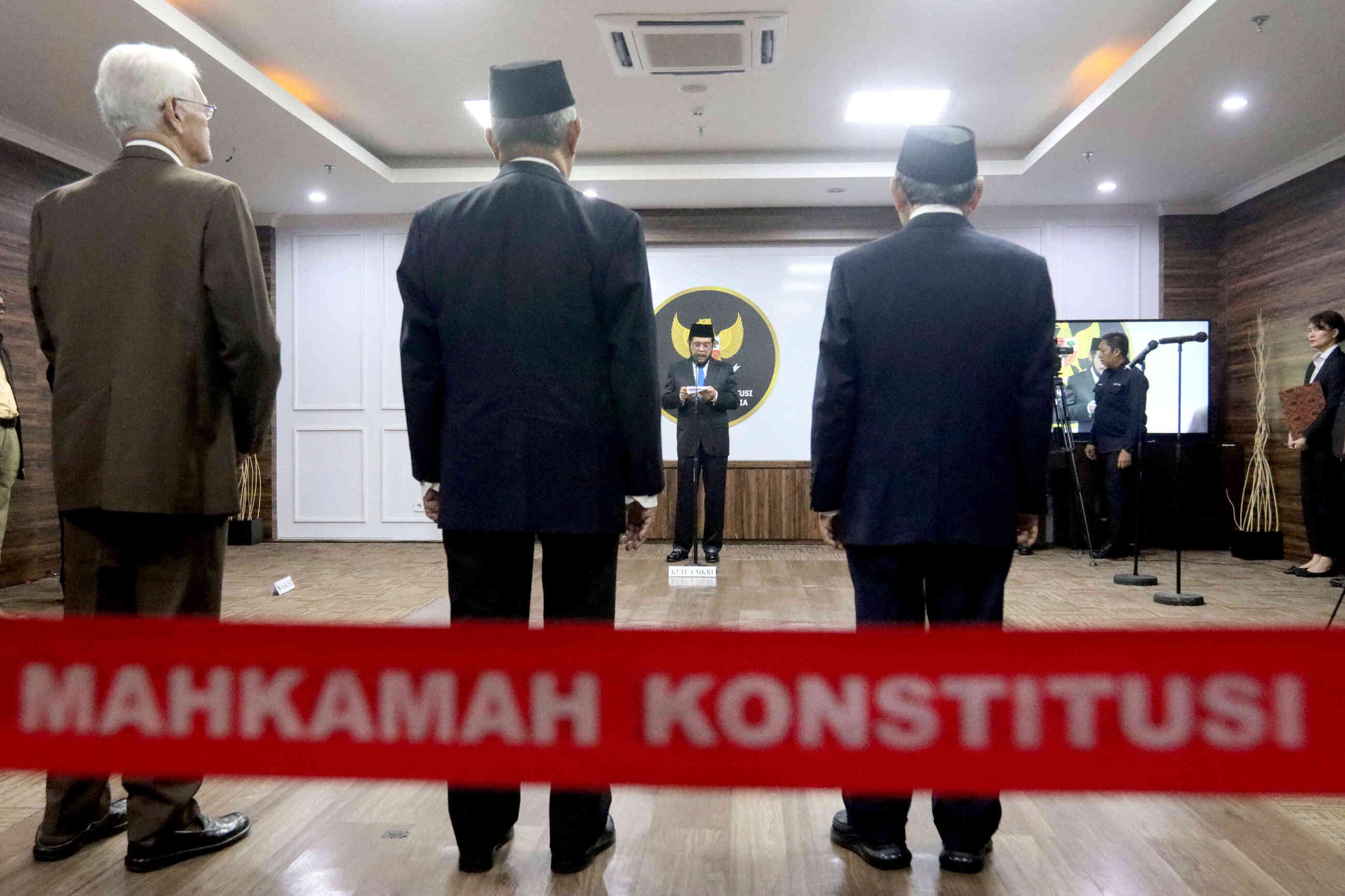 Ketua Mahkamah Konstitusi (MK), Anwar Usman (kiri) melantik tiga anggota Majelis Kehormatan Mahkamah Konstitusi (MKMK).