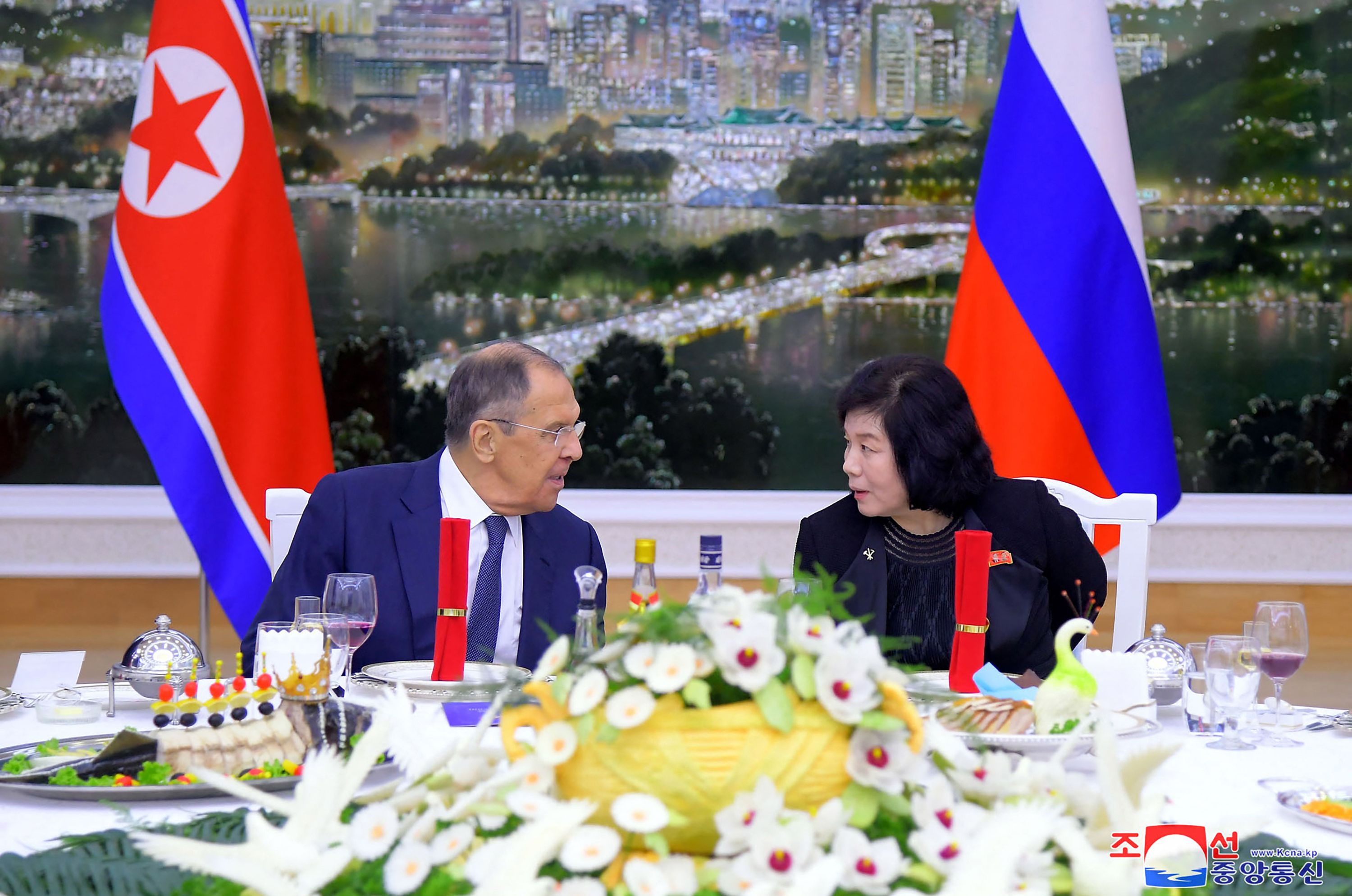 Menlu Rusia Sergei Lavrov (kiri) dan Menlu Korut Choe Son Hui di Pyongyang, Kamis (19/10).