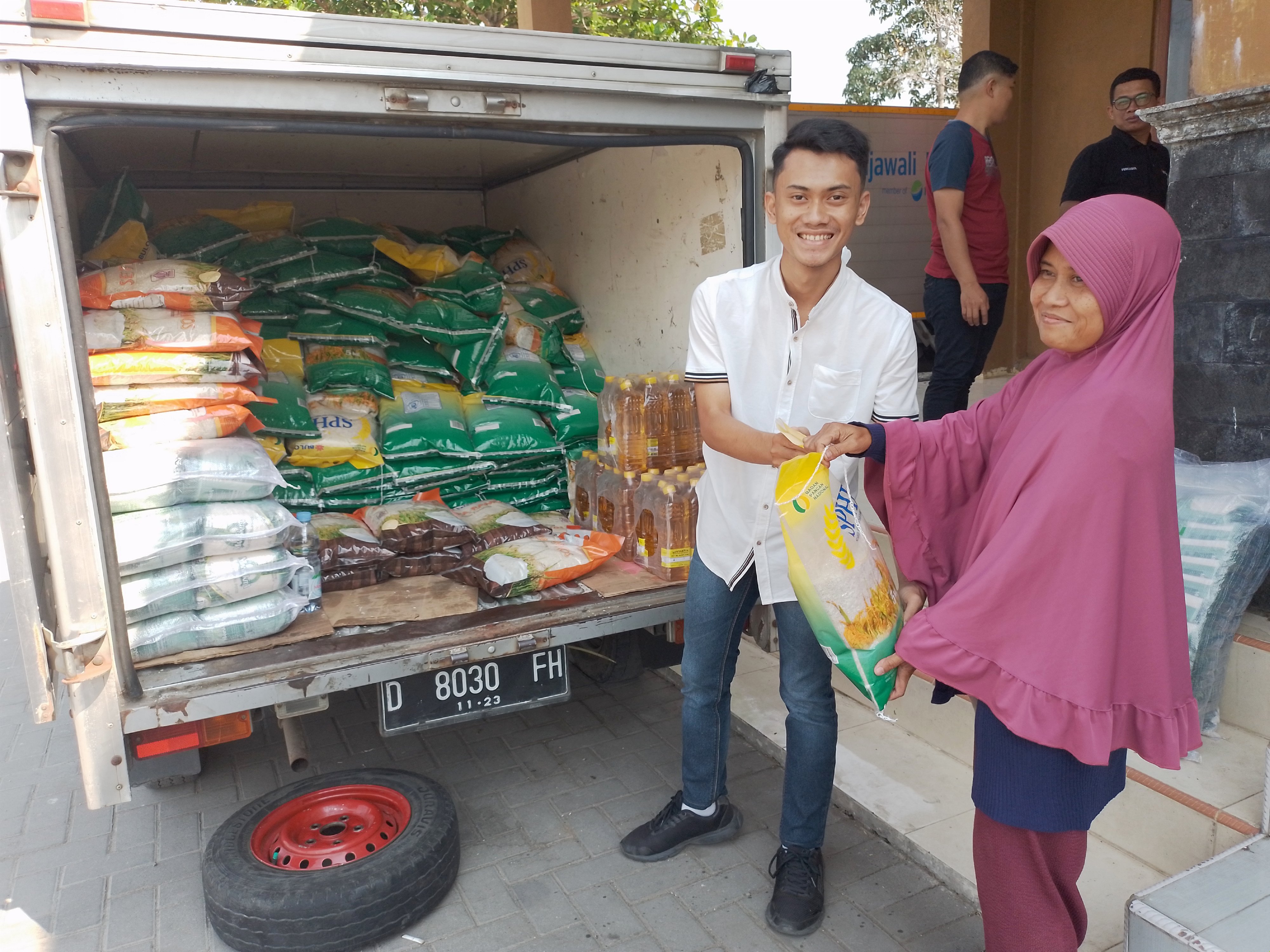 Warga membeli beras SPHP yang disiapkan Bulog dengan harga Rp51.000 per kemasan lima kilogram