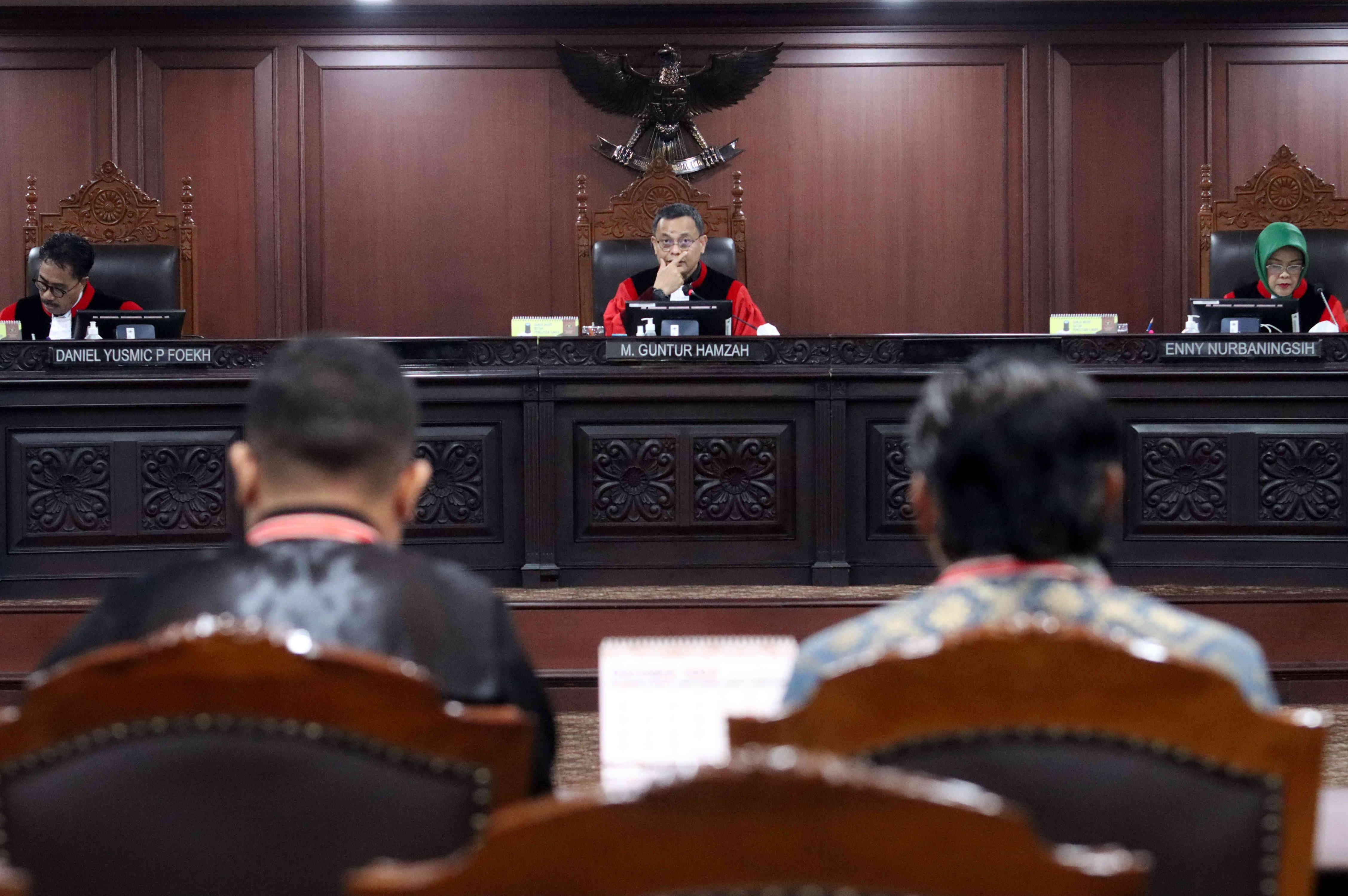 Hakim Konstitusi M Guntur Hamzah memimpin sidang uji materiil Undang-Undang Nomor 12 Tahun 2012 tentang Pendidikan Tinggi, di MK, Jakarta.