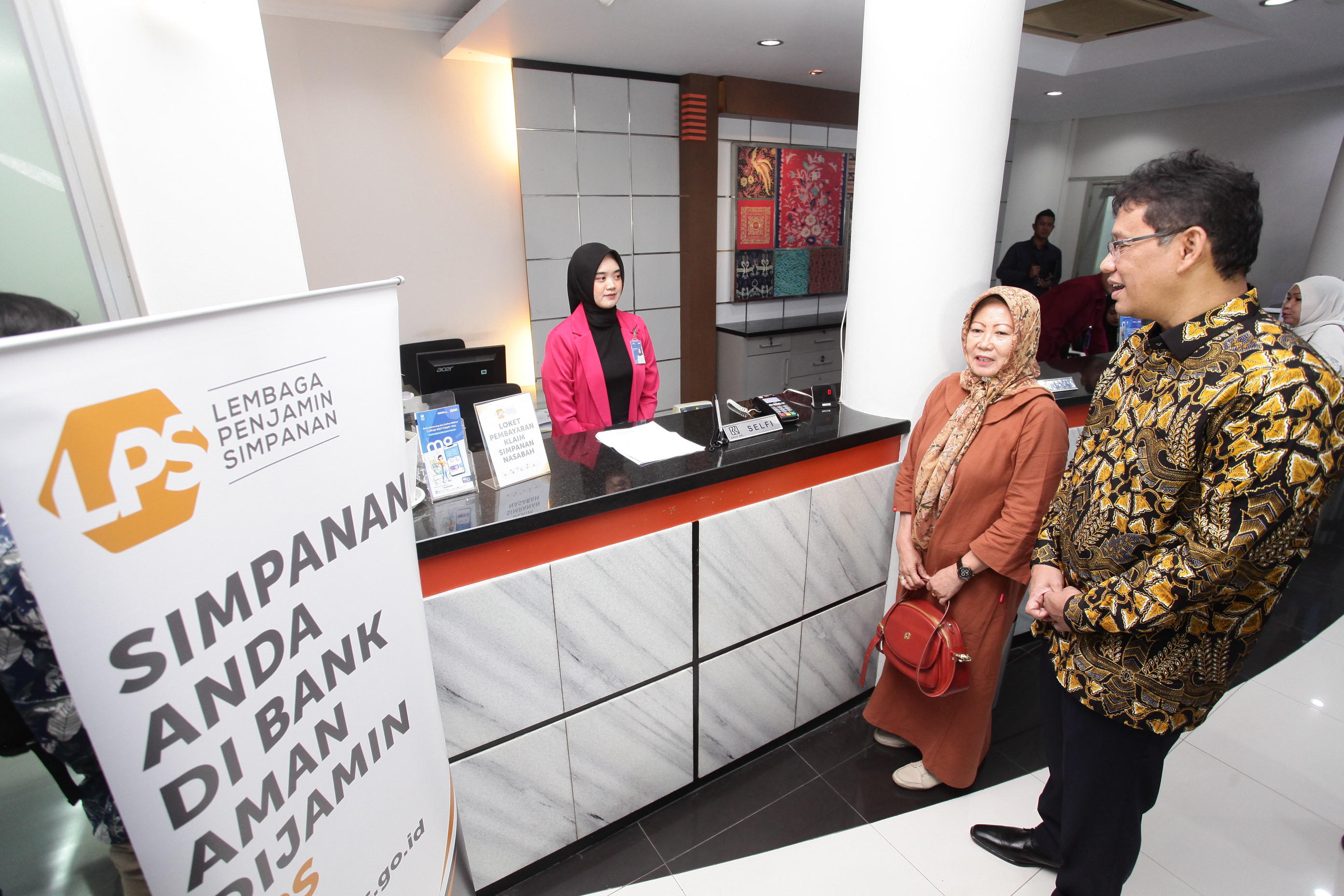 Ketua Dewan Komisioner LPS Purbaya Yudhi Sadewa menyaksikan pembayaran klaim penjaminan bagi nasabah BPK KRI Indramayu.