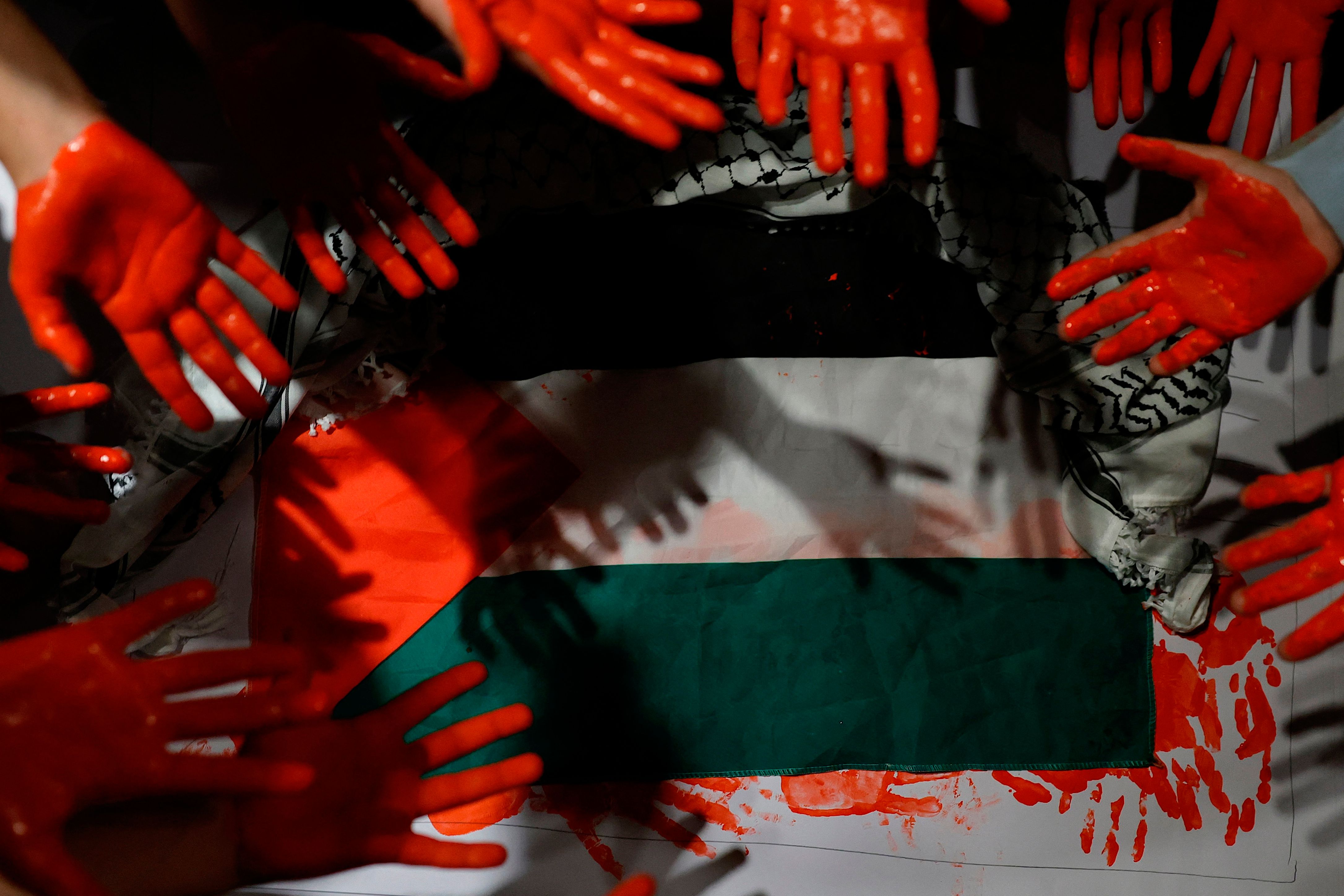 Anak-anak di Chile pada Senin (9/10) membahasi tangan dengan cat merah sebagai respons atas konflik Palestina-Israel.