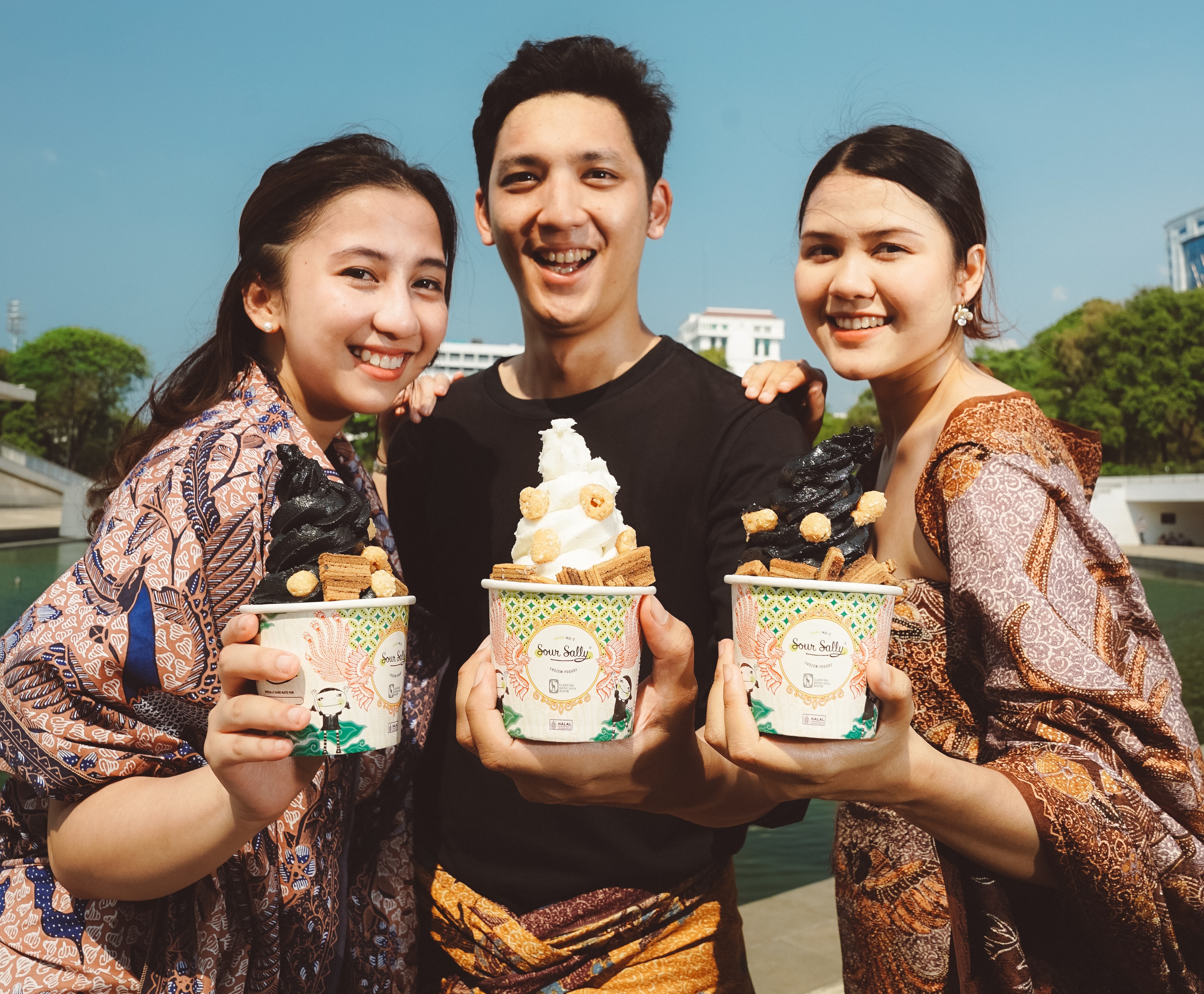 Sour Sally tawarkan cup bergambar batik. 