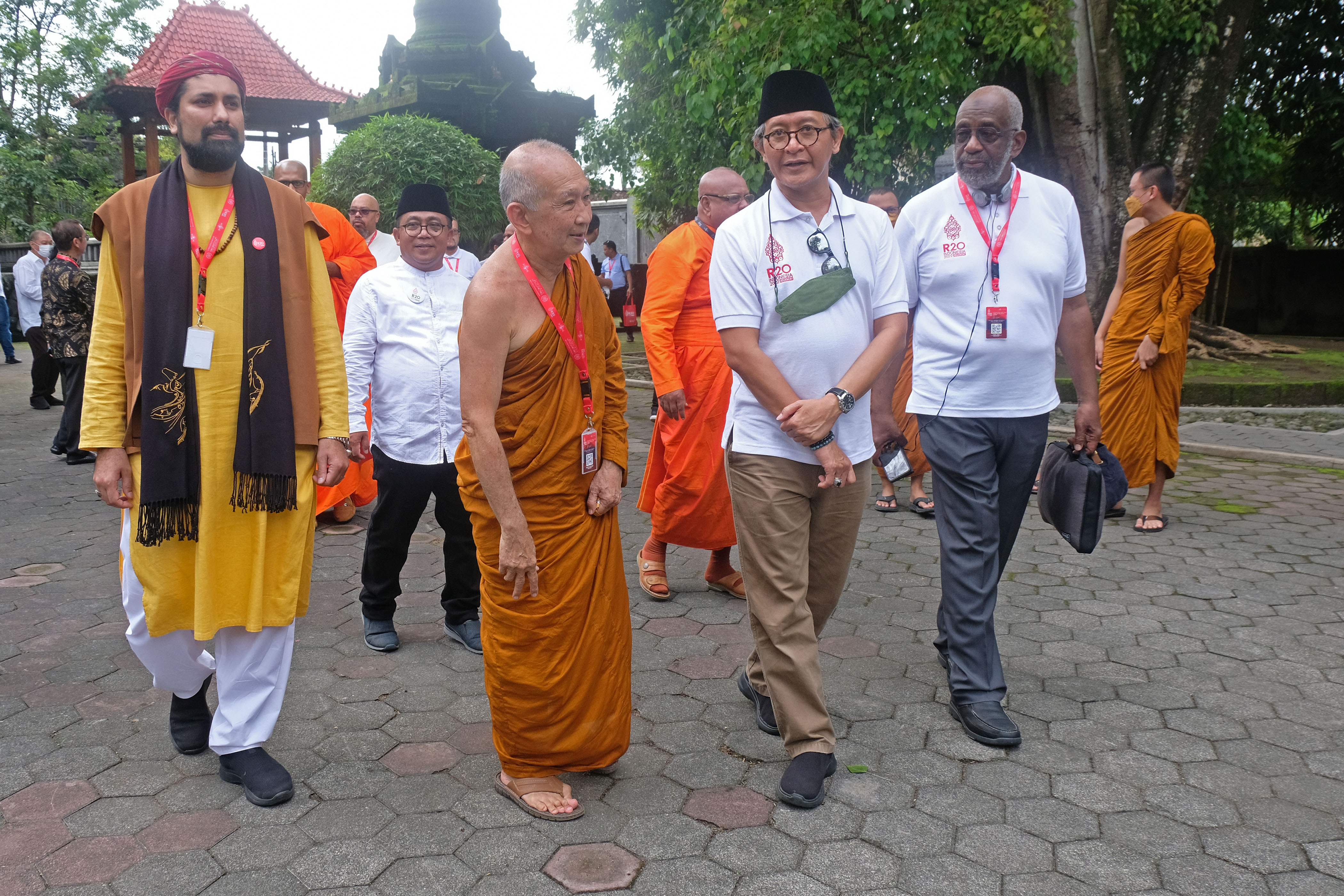 Anggota delegasi pertemuan Religion 20 (R20) berjalan saat mengunjungi kompleks Vihara Mendut, Magelang, Jawa Tengah, Minggu (6/11/2022).