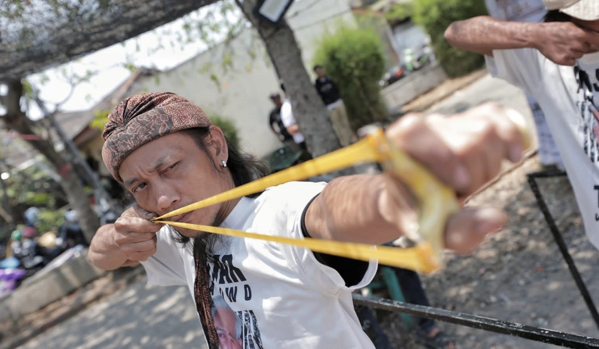 Peserta mengikuti Kejuaraan Ketapel