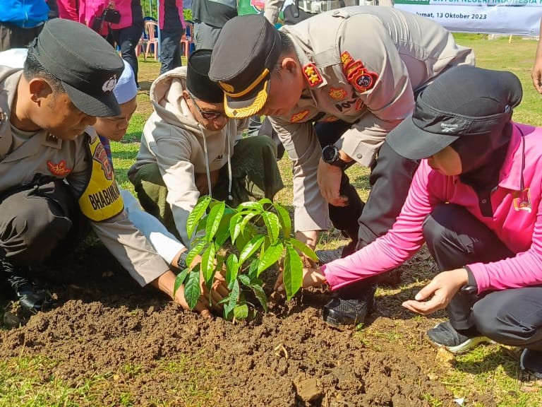 Kapolres Manggarai Barat AKB Ari Satmoko bersama istri menanam pohon di Pesantren Nurul Fatah, Mburak, Labuan Bajo, Jumat (13/10).