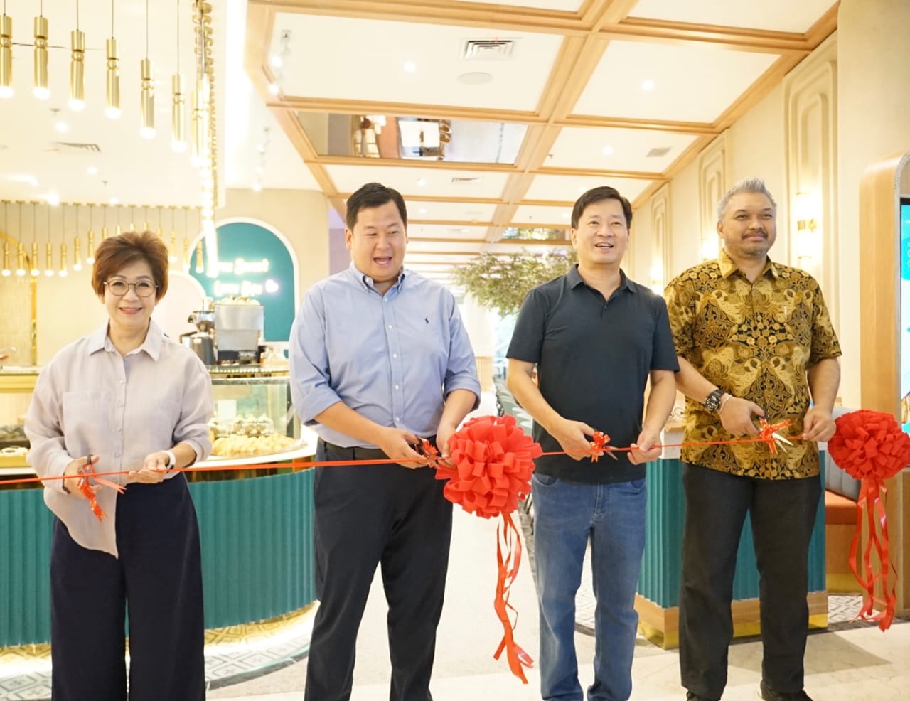 Opening Ceremony dua restoran Bakerzin dan Yakiniku Like dengan pengguntingan pita dilakukan oleh CEO PT Lippo Malls Indonesia, Henry Riady.