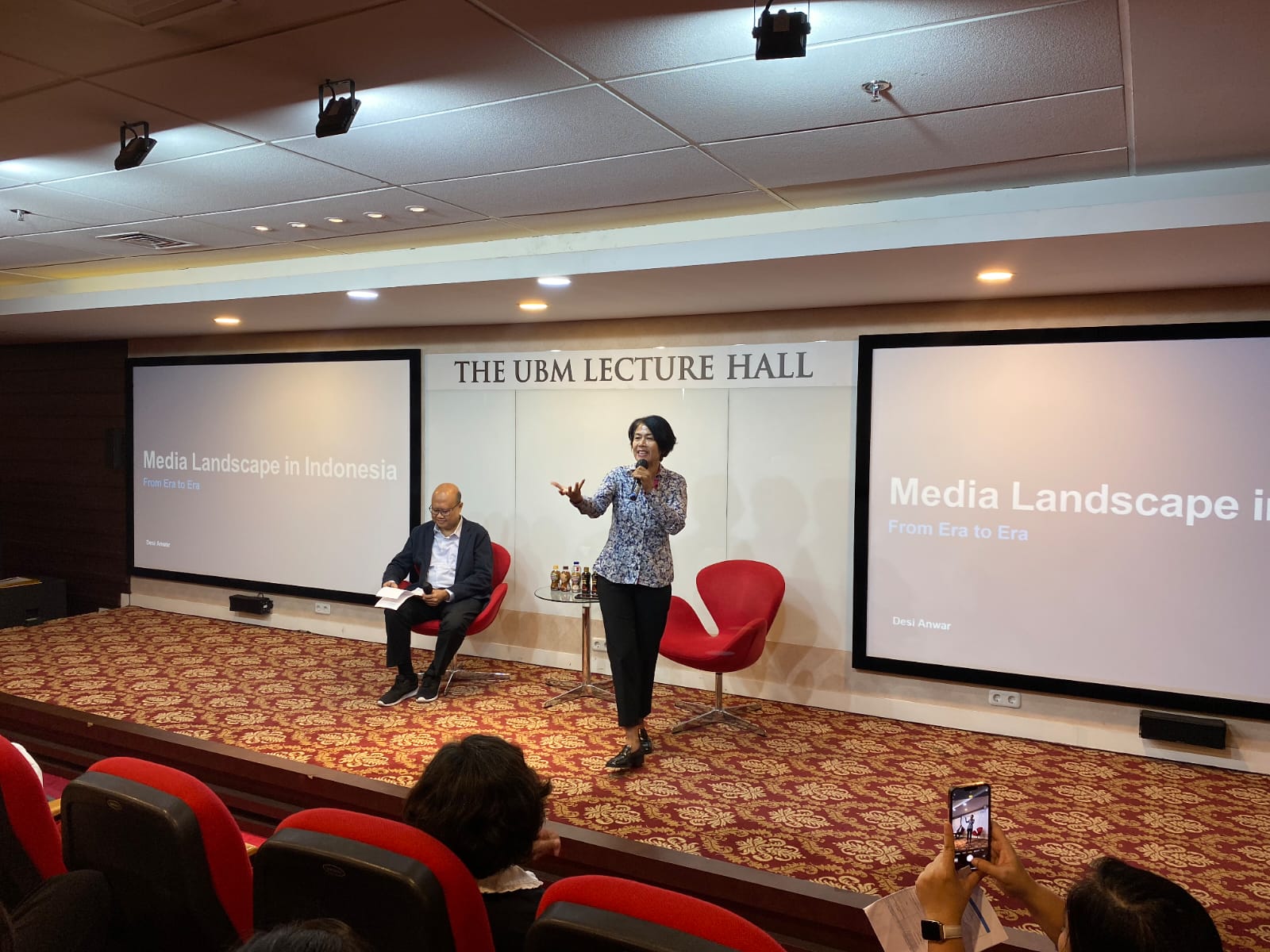  Direktur CNN Indonesia Desi Anwar menjadi pembicara dalam seminar yang digelar Universitas Bunda Mulia mengenai kecerdasan buatan.