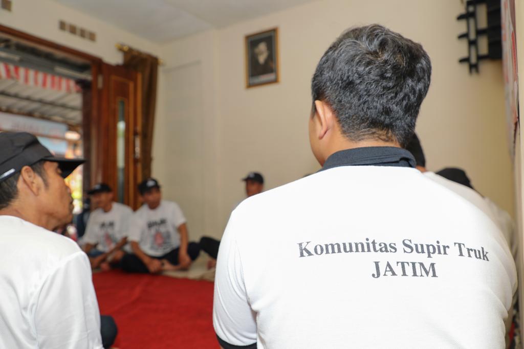 Komunitas Sopr Truk Jatim beri bantuan terpal untuk sopir di Pasuruan