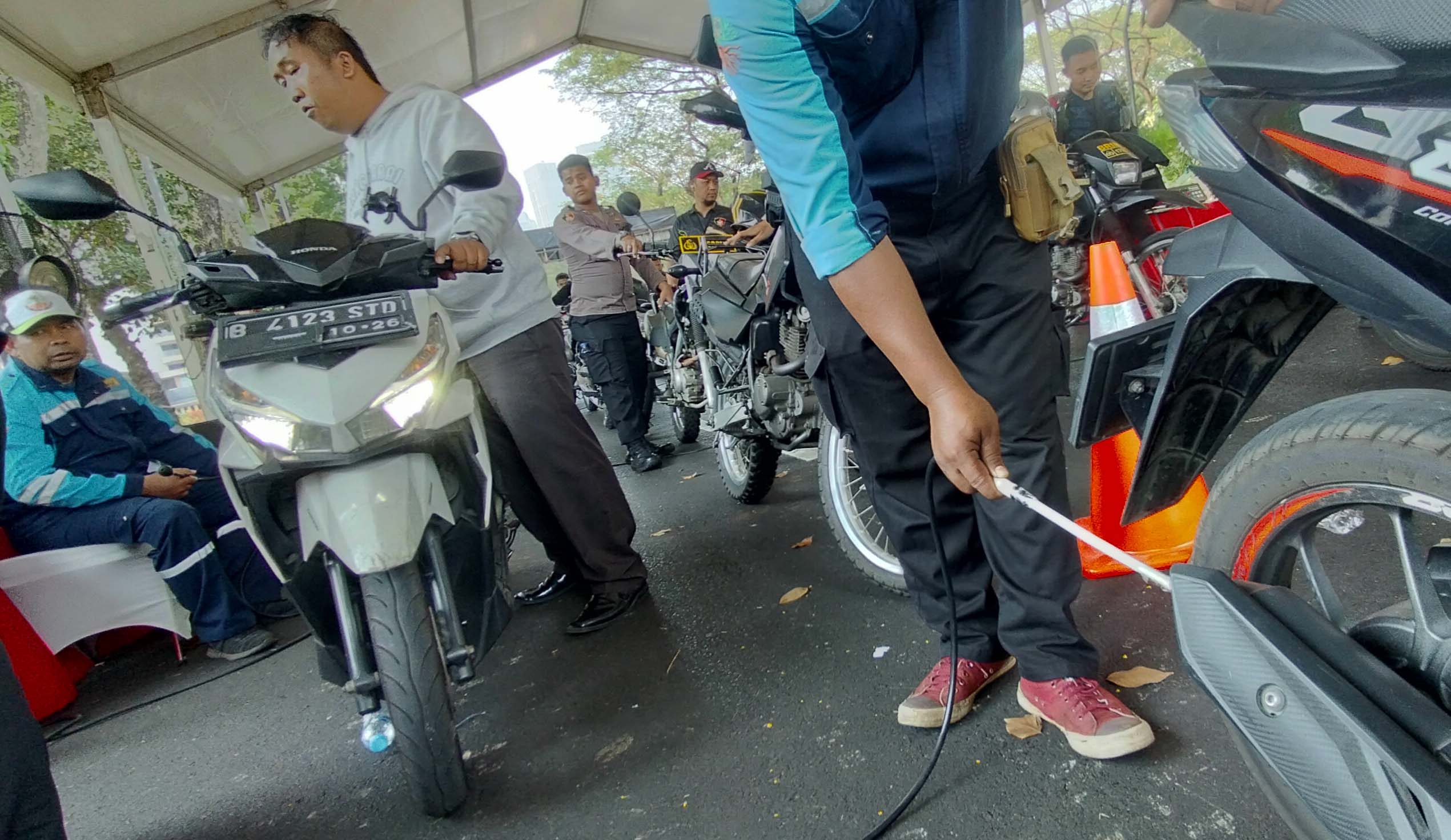 Kendaraan bermotor yang melakukan uji emisi di Parkir Apec Gelora Bung Karno, Jakarta Pusat.