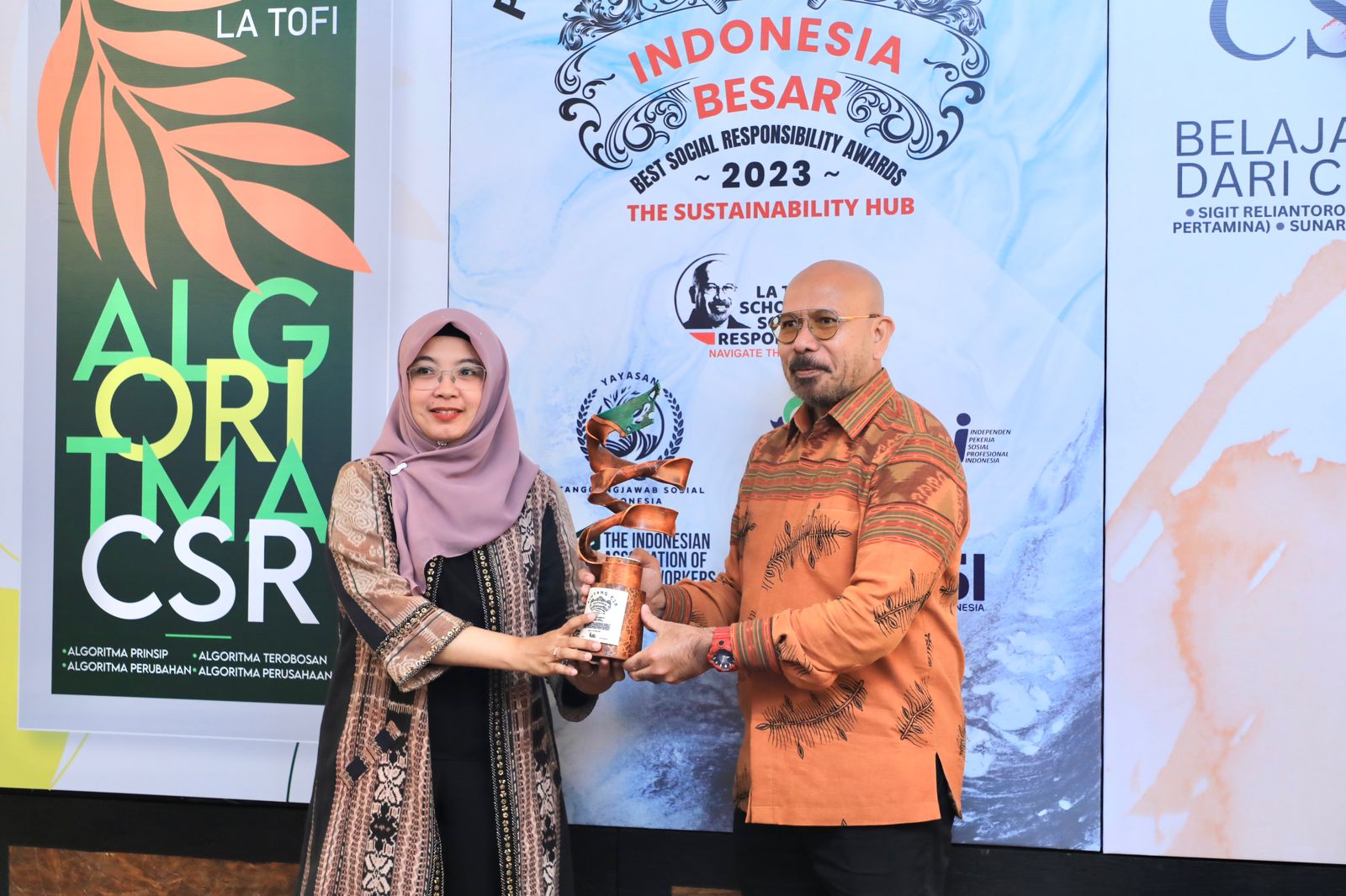   Dirut PT Pertamina Nicke Widyawati yang diwakilkan oleh VP CSR & SMEPP Pertamina menerima penghargaan Bintang CSR.