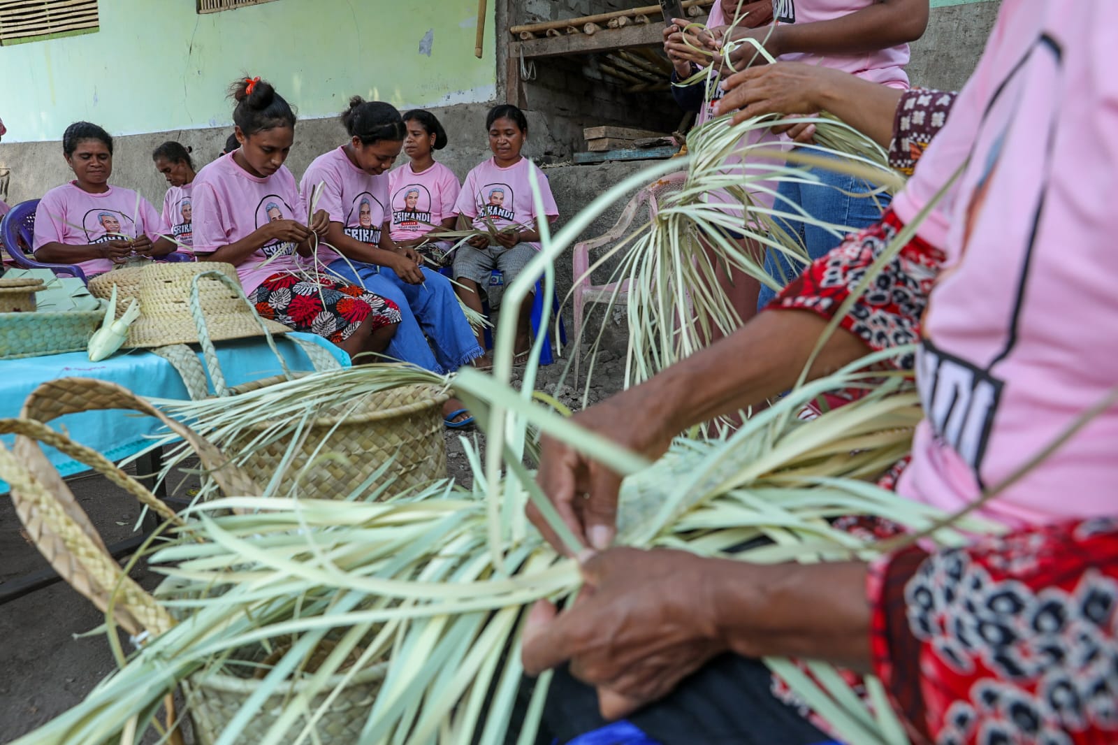 Pelatihan menganyam dengan daun lontar yang digelar di Pulau Pura, NTT