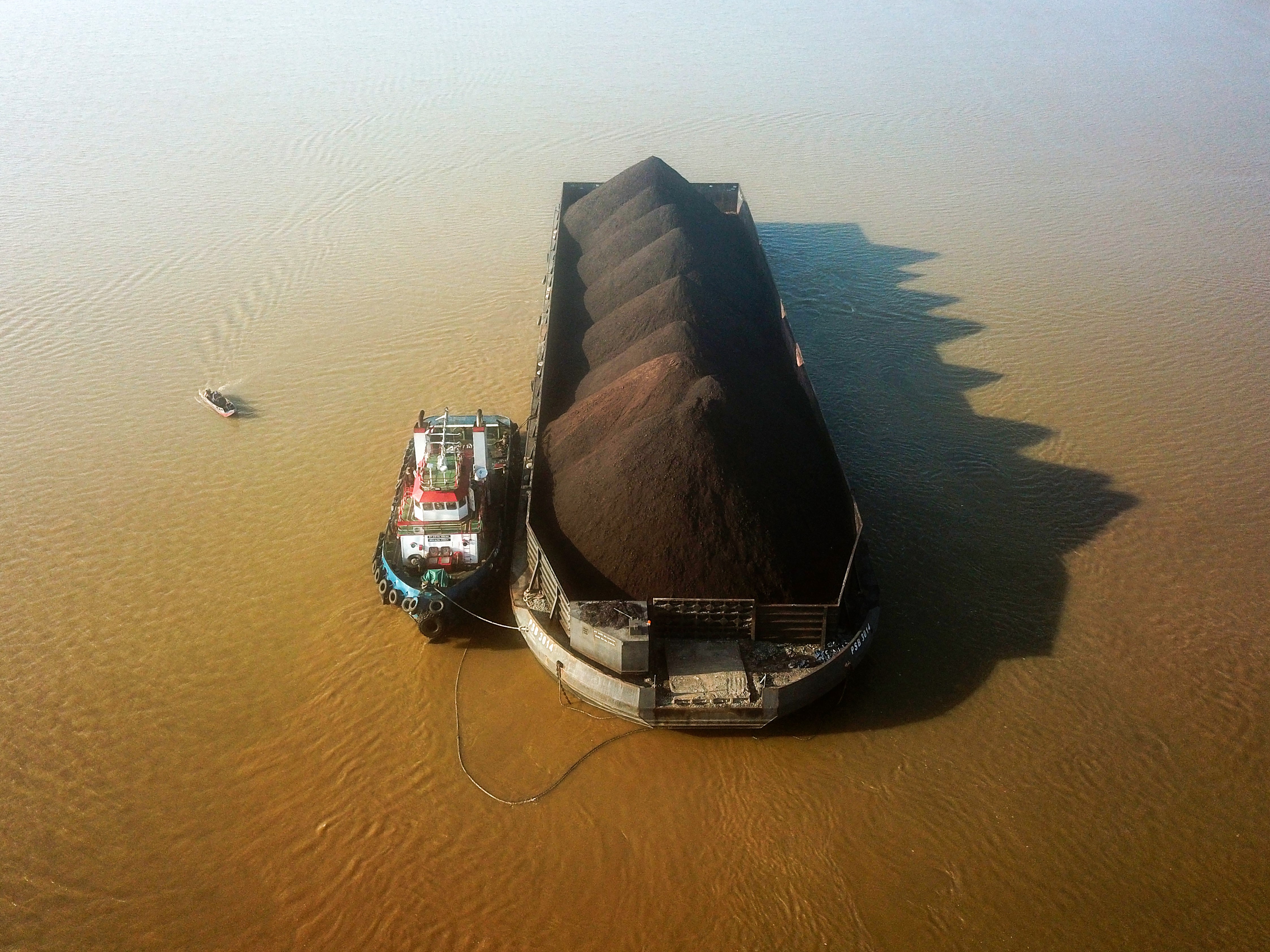 Foto udara kapal tongkang bermuatan batu bara terdampar di muara Sungai Batanghari yang sudah mengalami pendangkalan di Kampung Laut.