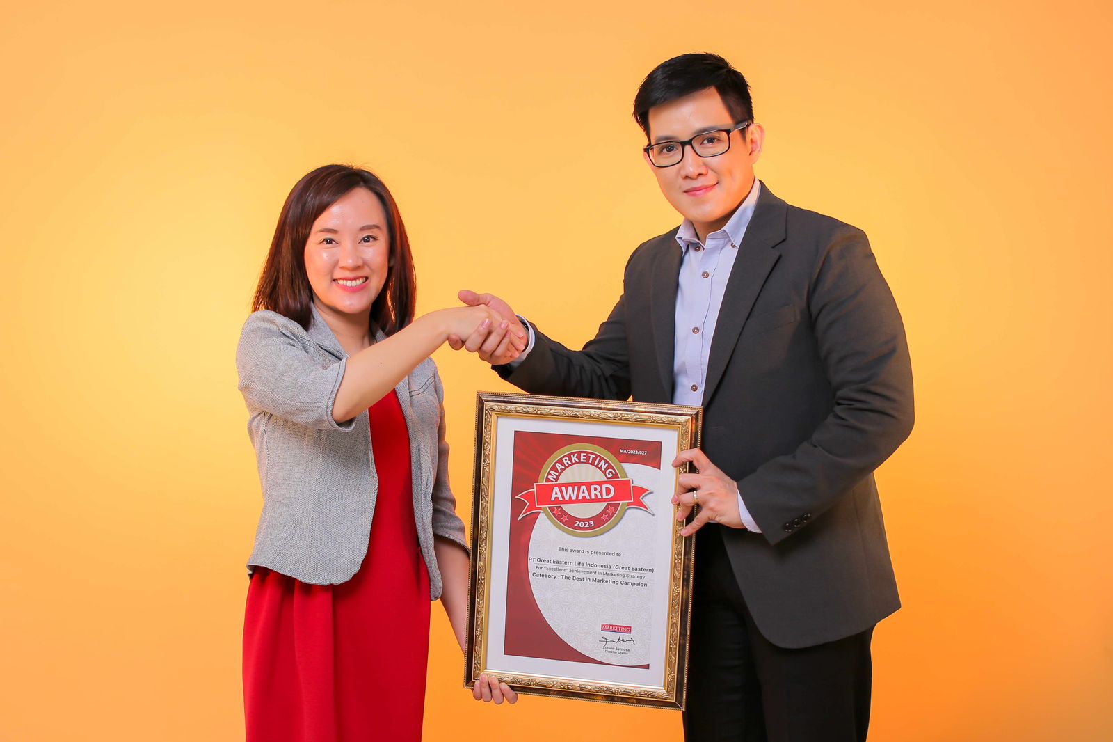 Penyerahan penghargaan Marketing Award 2023 kepada Head of Marketing Great Eastern Life Indonesia Roy Hendrata Gozalie.