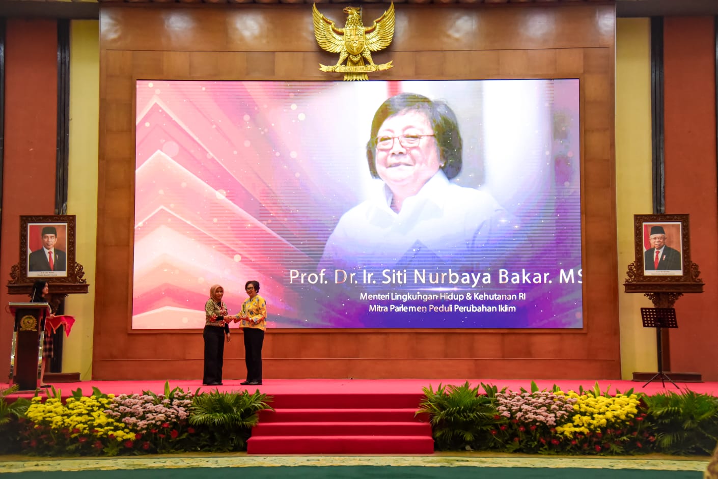 Dirjen PSLB3 Rosa Vivien Ratnawati hadir mewakili Menteri LHK Siti Nurbaya untuk menerima penghargaan di Jakarta, Senin (3/10).