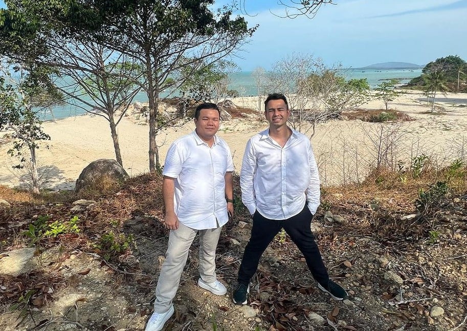 Raffi Ahmad (kanan) di lokasi BN Zoo Bangka, bersama pengusaha Arbi Leo (kiri).