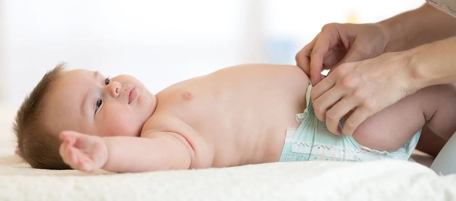 Pemilihan popok yang lembut dengan karet pinggang elastis dan fit dapat menghindari luka, kemerahan, dan iritasi pada bayi.