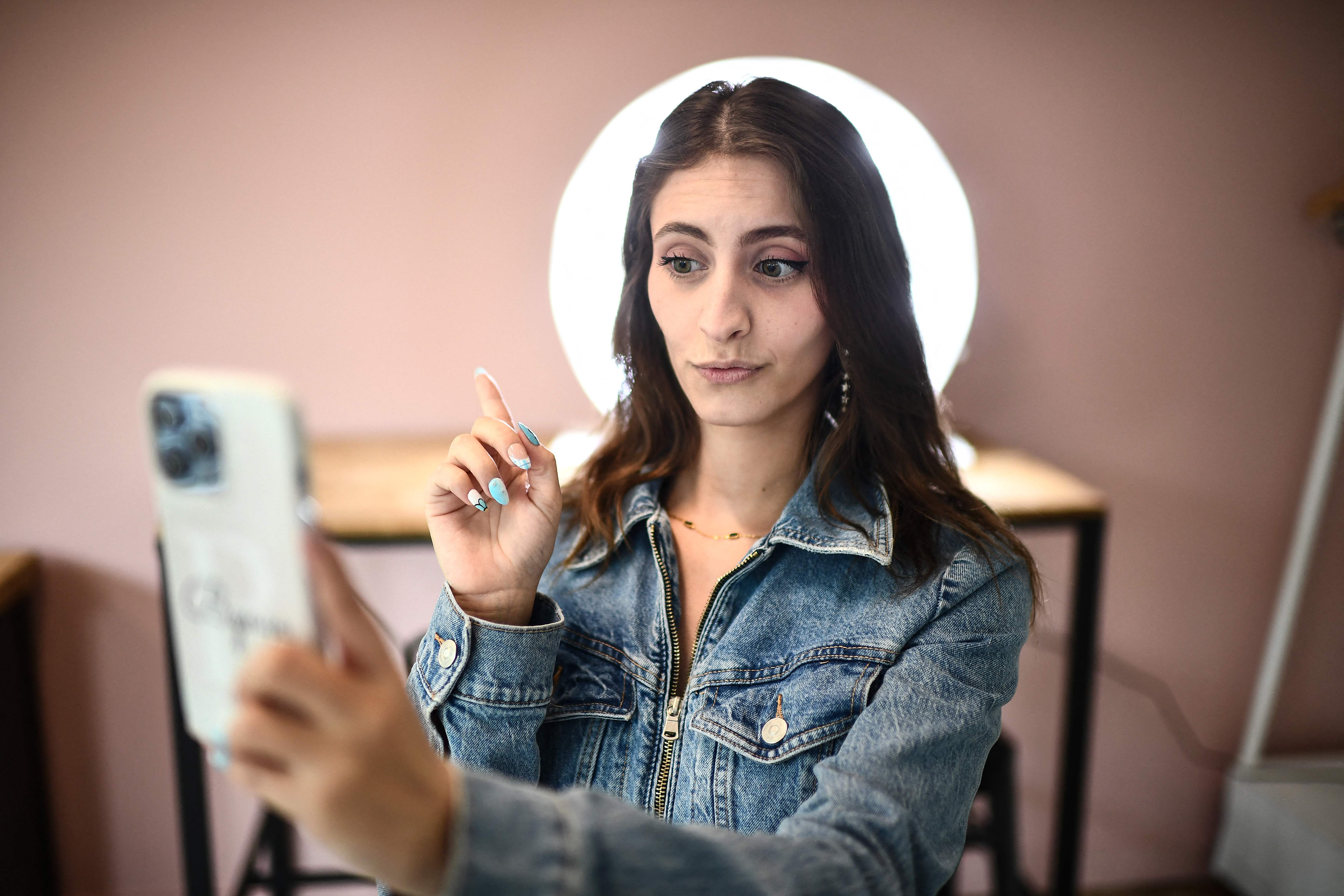 Kreator konten asal Prancis Ophenya  sedang menyiapkan konten untuk media sosialnya.