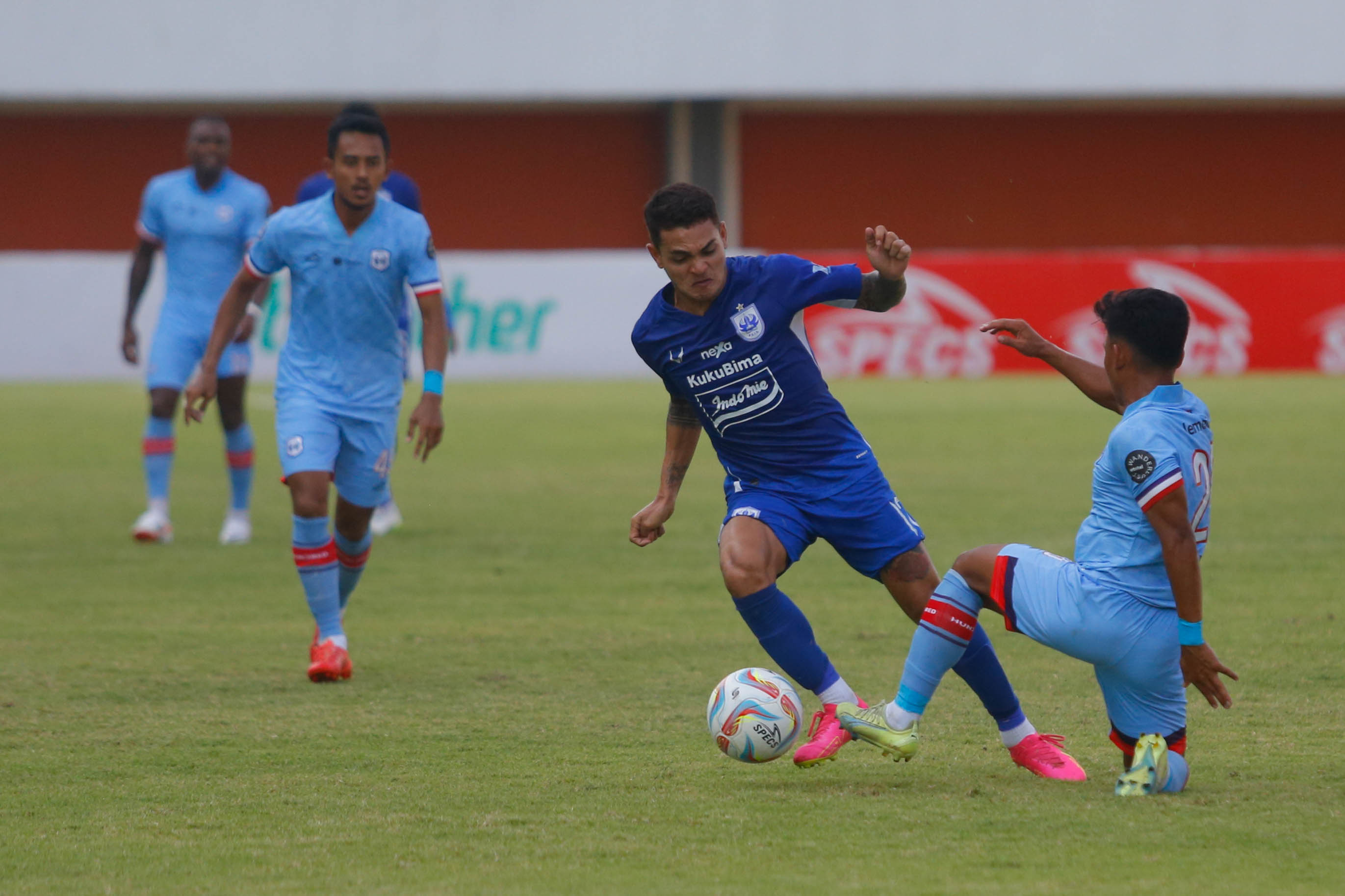 Momen pesepak bola Rans Nusantara Irfan (kanan) mencoba menghadang pesepak bola PSIS Semarang Gali Freitas.