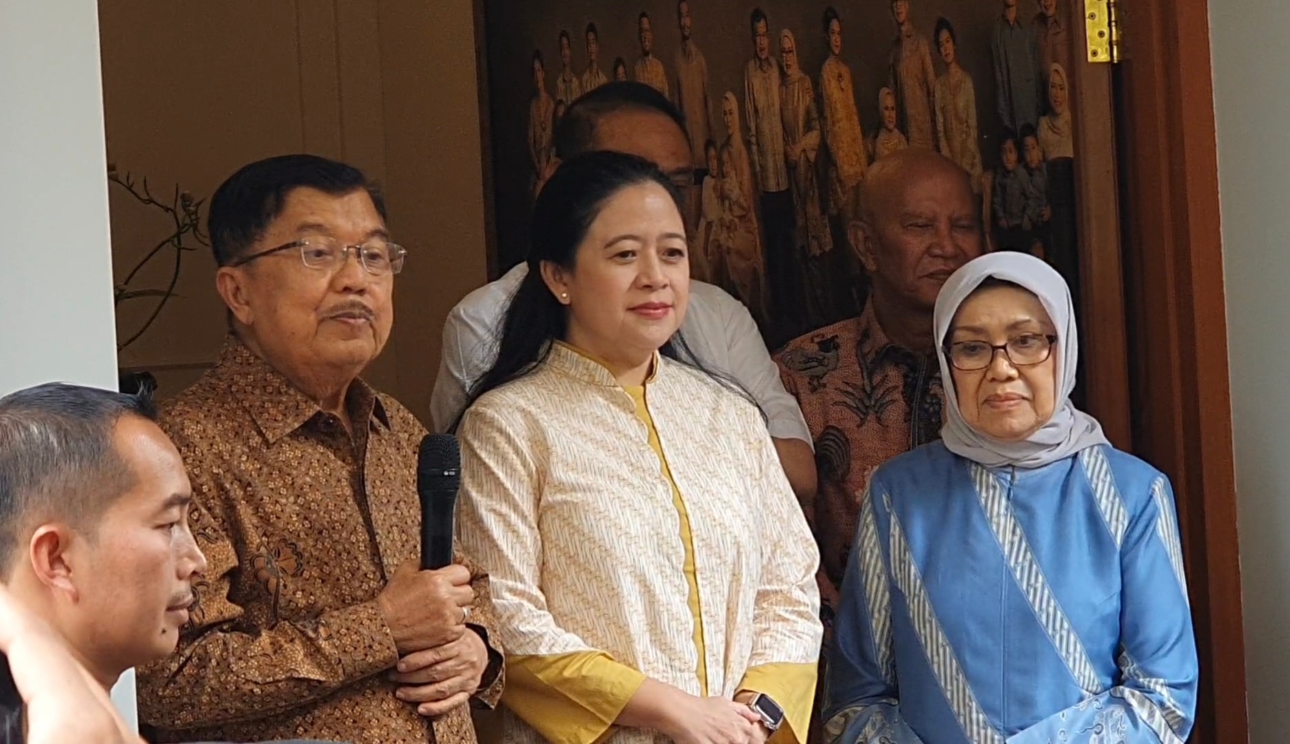 Puan Maharani (tengah) di kediaman eks Wakil Presiden Jusuf Kalla, Jakarta, Rabu (4/10).