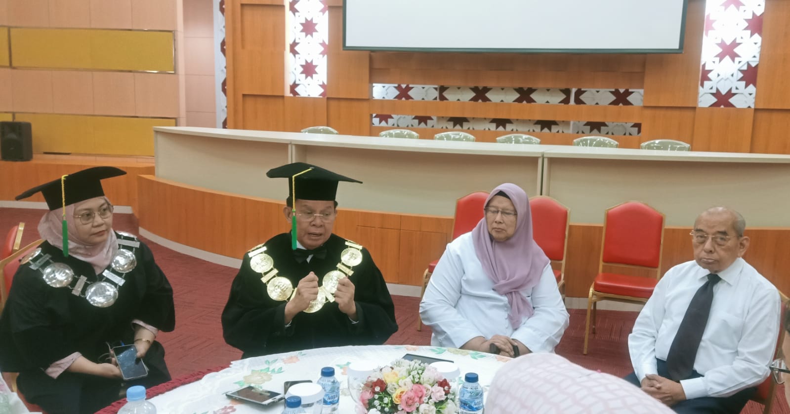 Rektor Universitas Yarsi Jakarta Prof Fasli Jalal (tengah) bersama Warek I Dr dr Wening Sari (kiri) usai memimpin wisuda, Sabtu (28/10/2023)