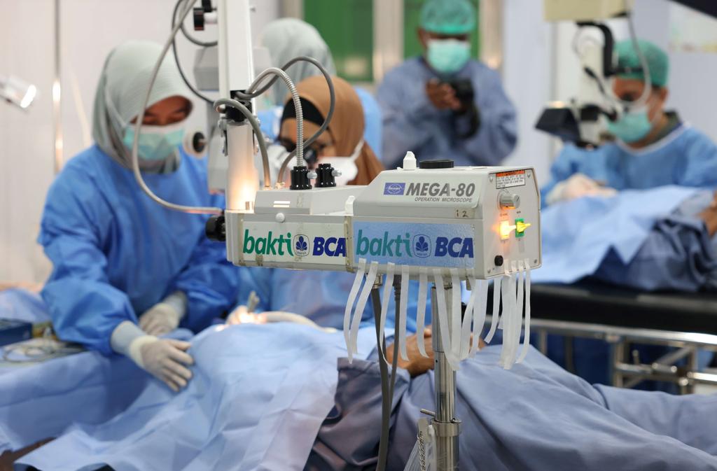 Peringati Hari Penglihatan Sedunia, SPBK Perdami dan Bakti BCA Sukses Operasi Ratusan Pasien Katarak di Pulau Kei Kecil, Maluku Tenggara.