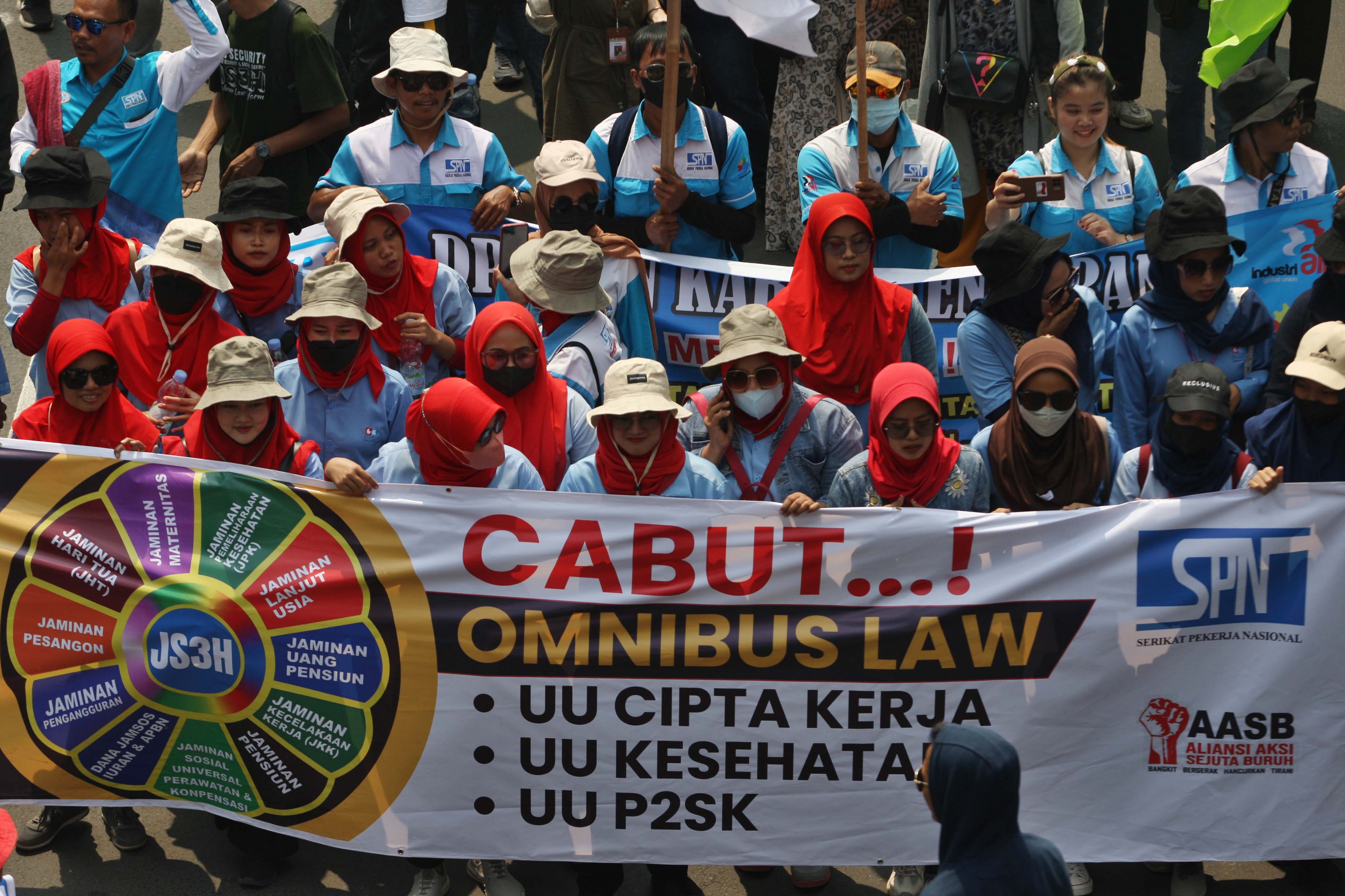 Aliansi Aksi Sejuta Buruh (AASB) menggelar unjuk rasa demo di Jalan Thamrin menuju Istana Negara, Kamis (10/8). 