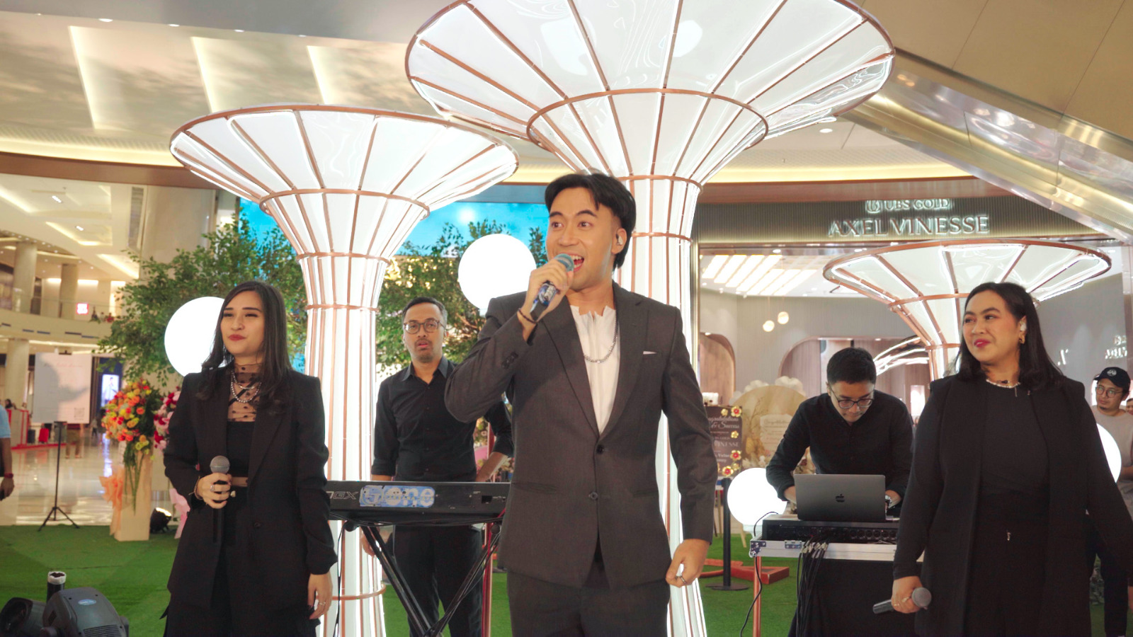 Vidi Aldiano tampil di pembukaan gerai Axel Vinnese di Surabaya, Jawa Timur