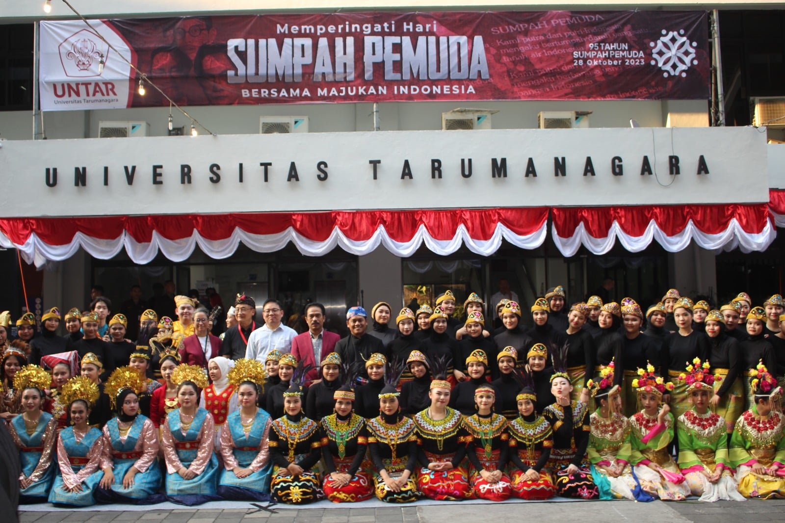 Rektor Untar bersama mahasiswa penari Tari Saman pada peringatan Hari Sumpah Pemuda di Kampus Untar, Jakarta.