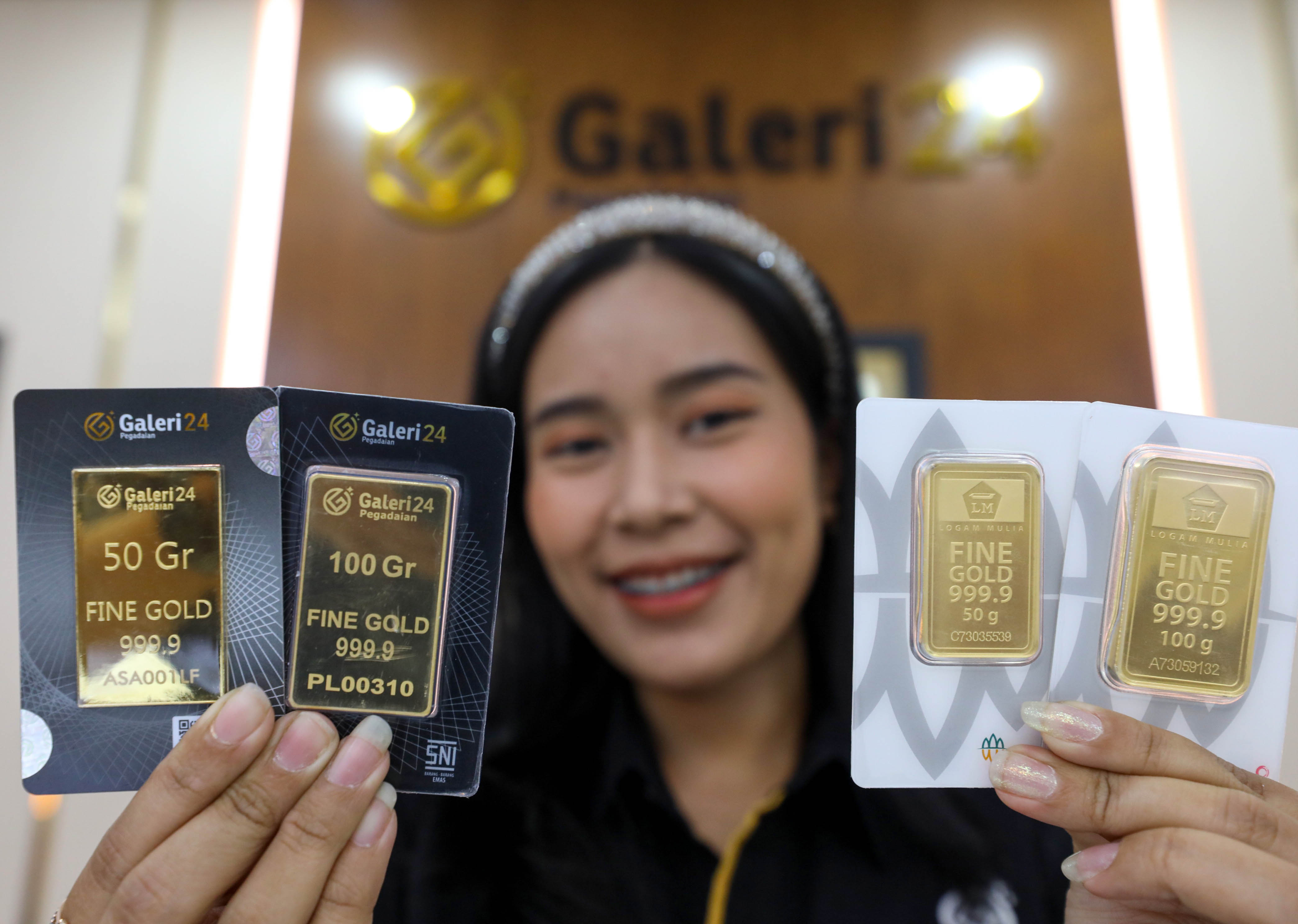 Karyawan menunjukkan emas batangan di Galeri 24 Pegadaian, Jakarta, Selasa (22/8).