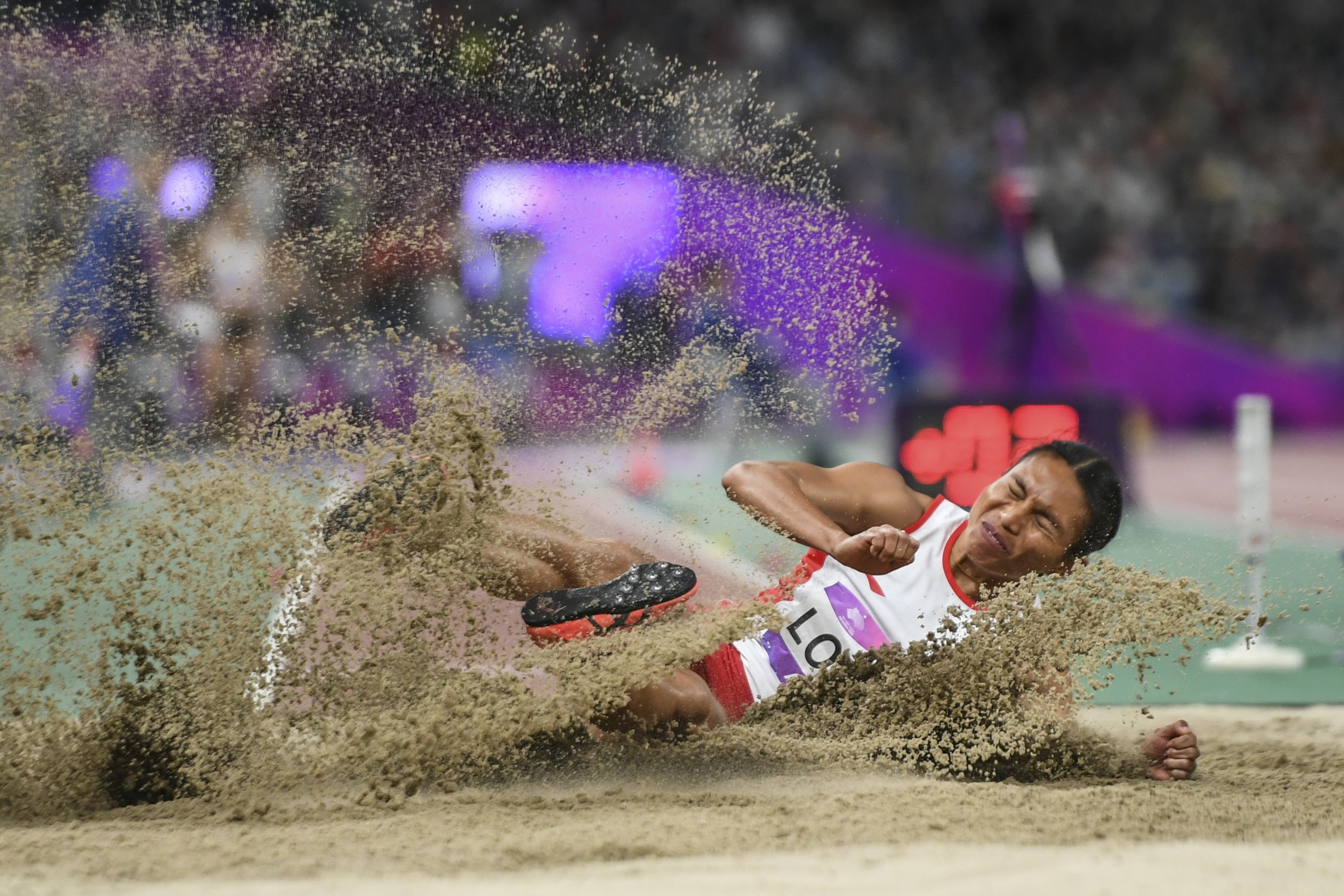 Atlet lompat jauh Indonesia Maria Natalia Londa melakukan lompatan di final putri Asian Games 2022, Senin (2/10).