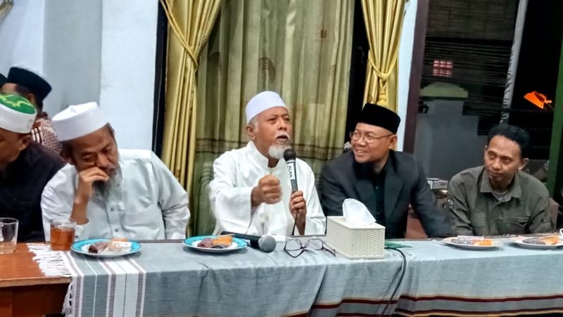 Pimpinan Ponpes Al Hikmah 1 Benda Sirampog,KH Labib Sodiq Suhaemi (pegang mik) dengan Ketua DPW SKI Jawa Tengah, Azmi Majid.