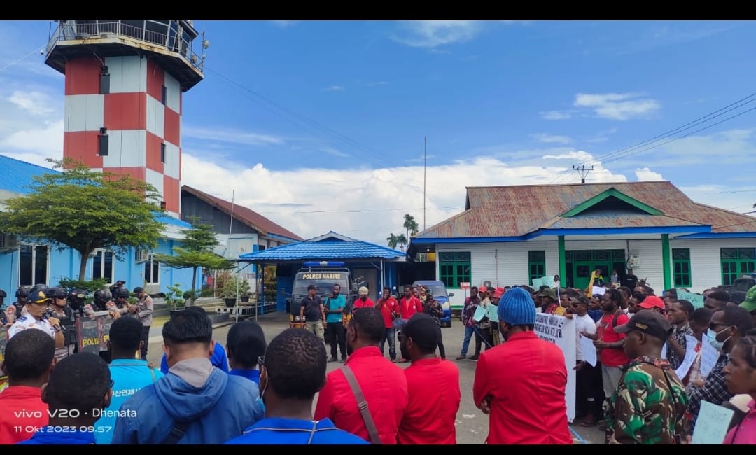 Ratusan mahasiswa mendatangi Bandara Nabire, Papua Tengah, Rabu (11/10).