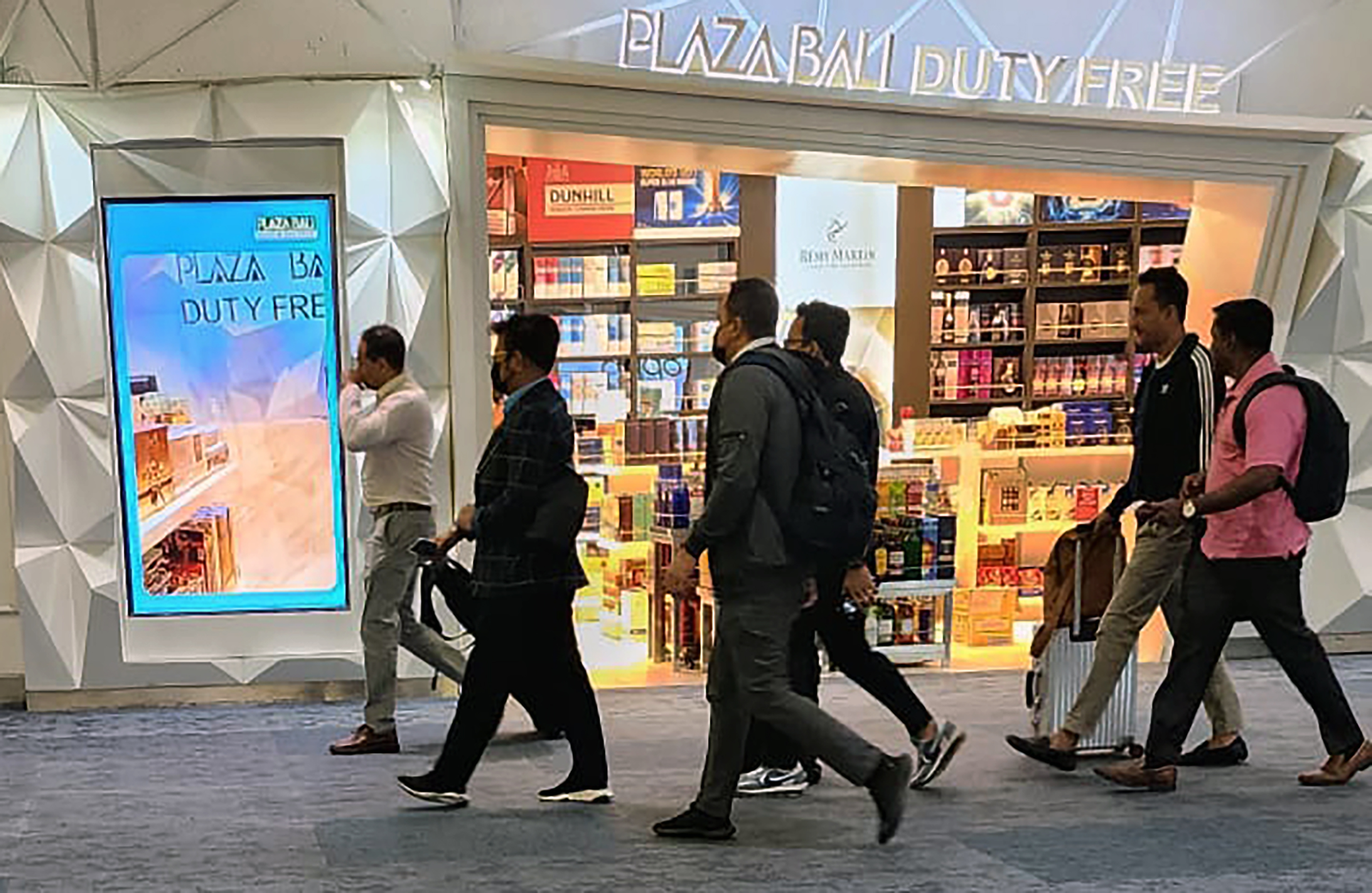 Menteri Pertanian Syahrul Yasin Limpo (kedua kiri) berjalan keluar setibanya dari luar negeri di Terminal 3 Bandara Soekarno Hatta