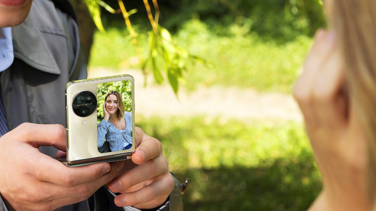 Oppo Find N3 Flip, smartphone lipat flagship yang minim lipatan dengan teknologi Invisible Crease dan Dual Friction Plate Hinge. 