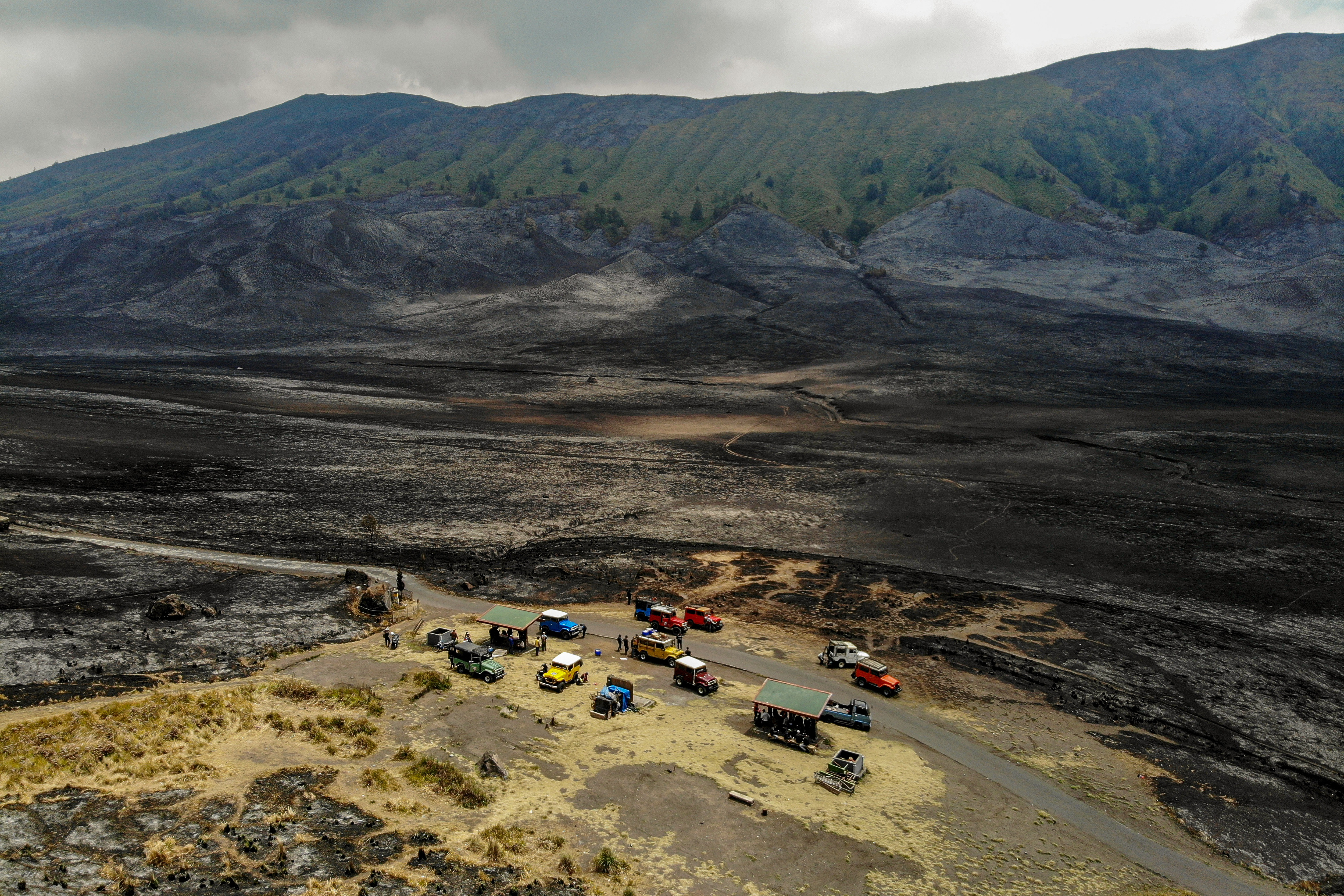 Foto udara kondisi lahan pasca kebakaran di Pos Watu Gede, kawasan Gunung Bromo
