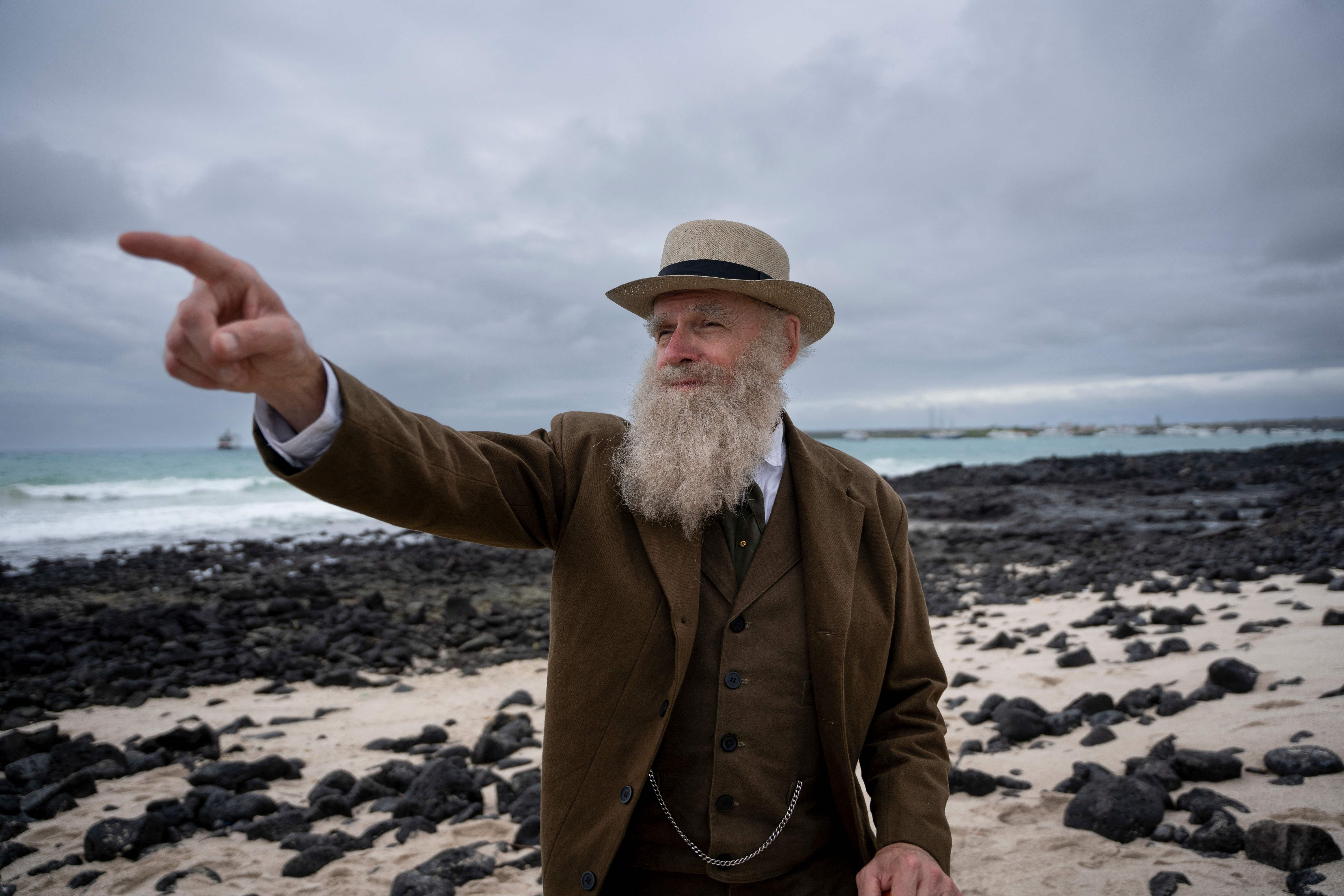 Kenneth Noll, profesor emeritus mikrobiologi di Universitas Connecticut yang sepintas mirip Charles Darwin