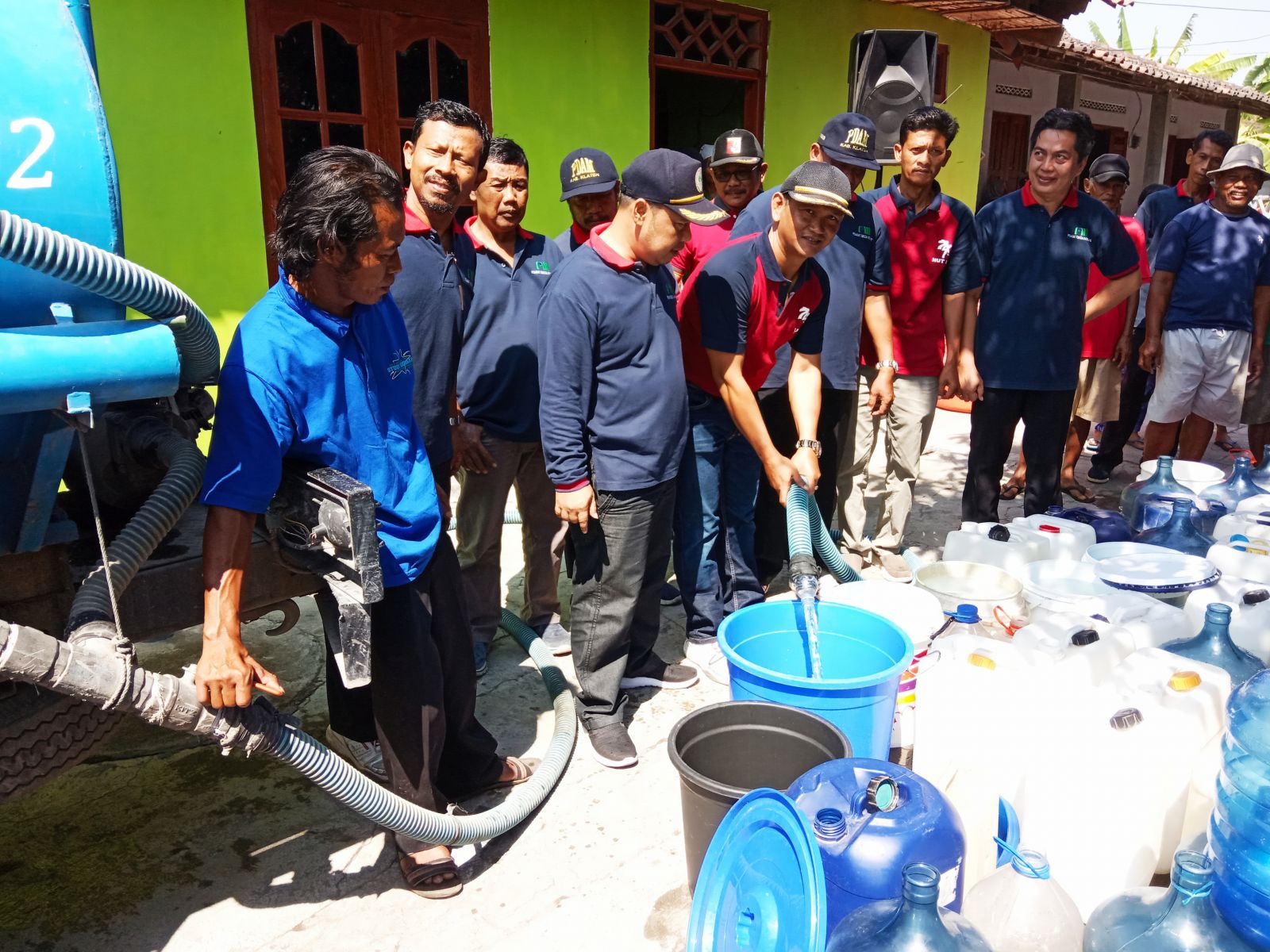 Penyaluran bantuan air bersih program CSR dari salah satu perusahaan daerah di Klaten.