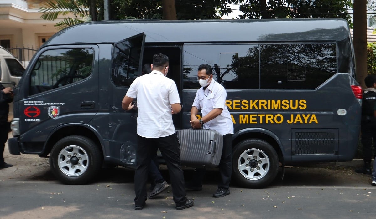 Penyidik Reskrimsus Polda Metro Jaya melakukan penggeledahan di kediaman Ketua KPK Firli Bahuri