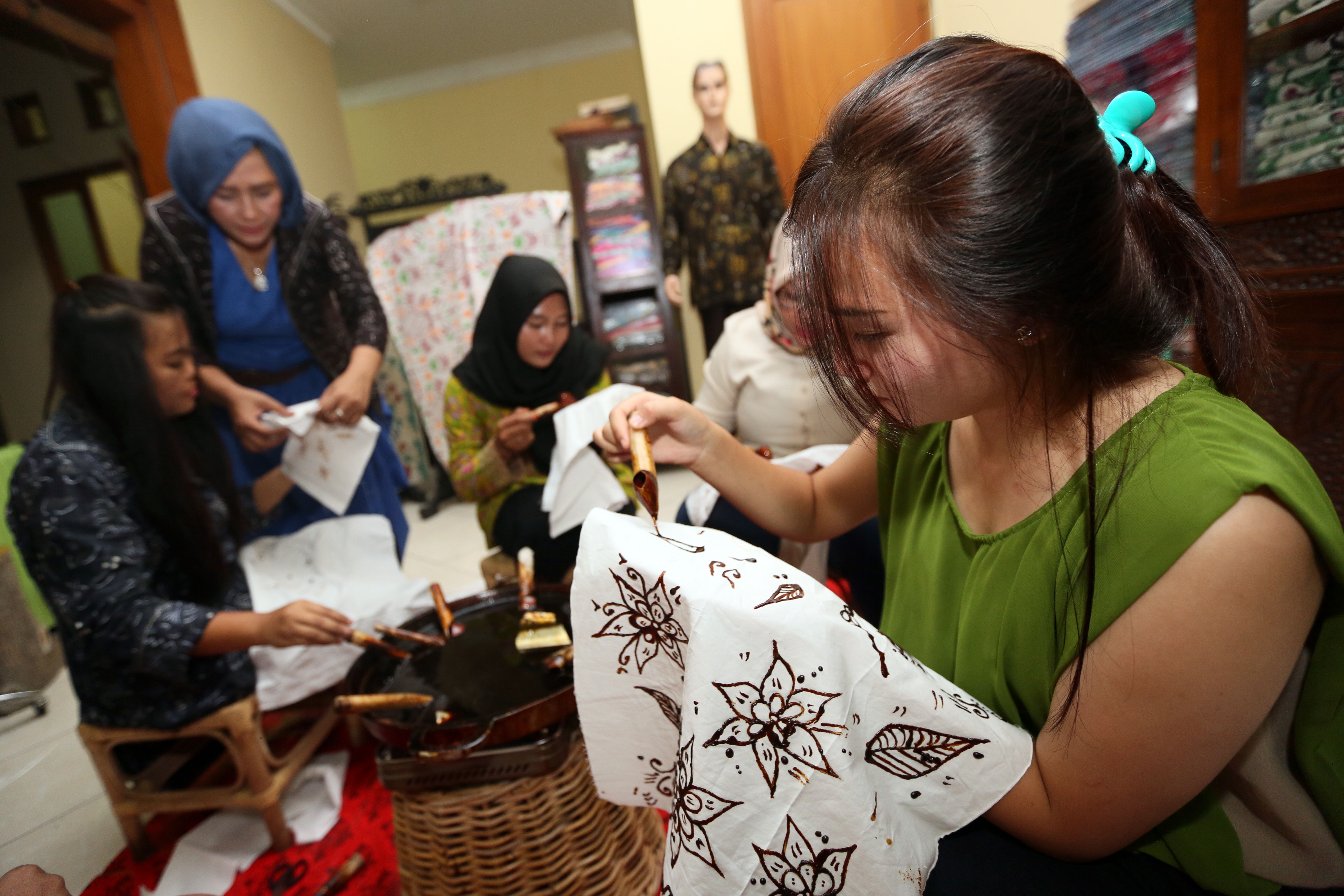 Perajin menyelesaikan pembuatan batik khas Jakarta yang ia beri nama Batik Gobang Jakarta. 