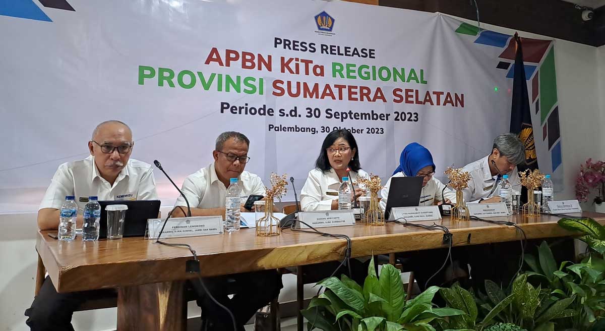 Kepala Kantor Wilayah DJPb Sumsel, Lydia K Christyana melaporkan kinerja APBN di Sumsel sampai dengan triwulan III tahun 2023 di Palembang.