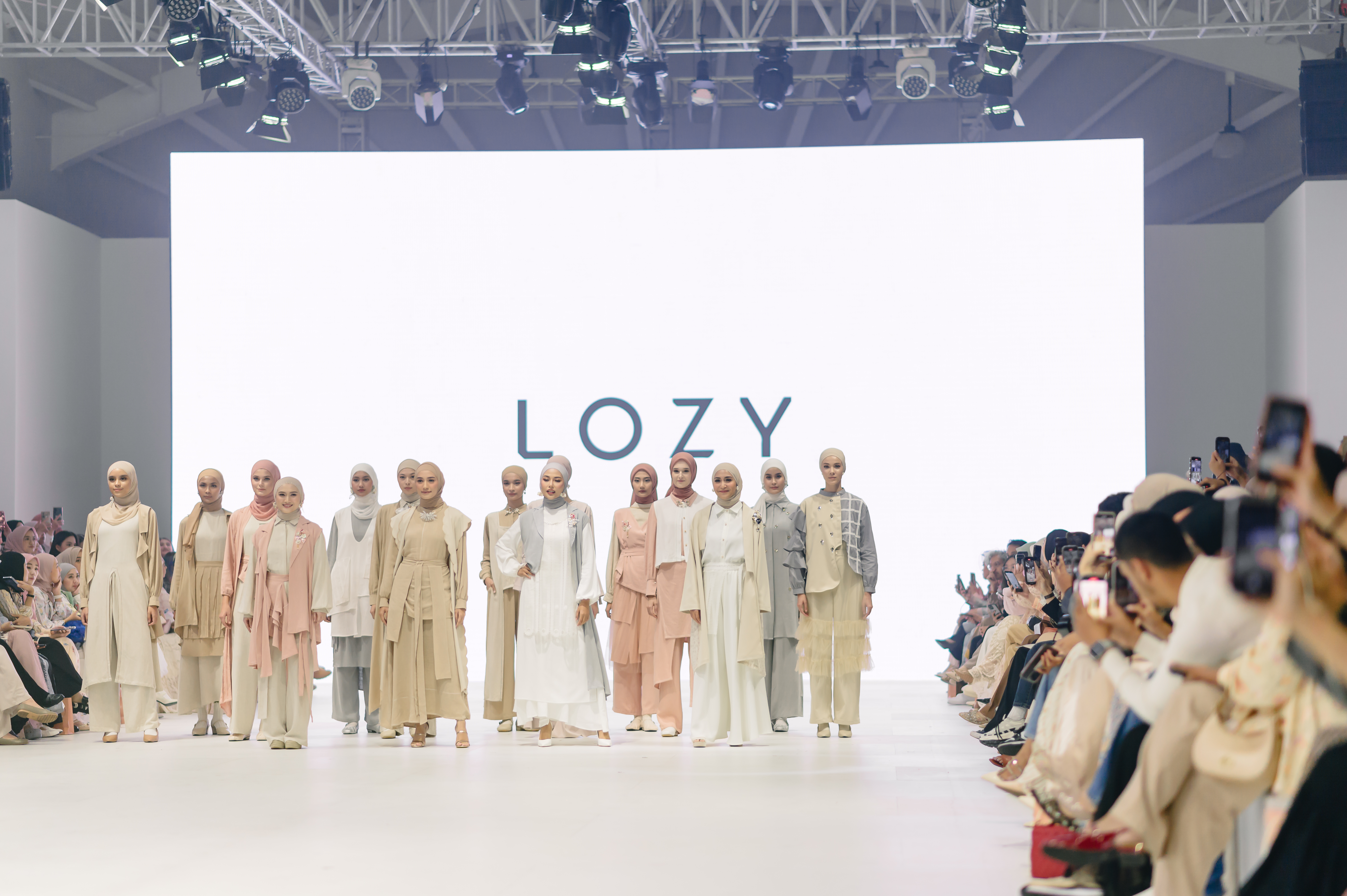 Koleksi terbaru Lozyhijab di Jakarta Fashion Week 2024