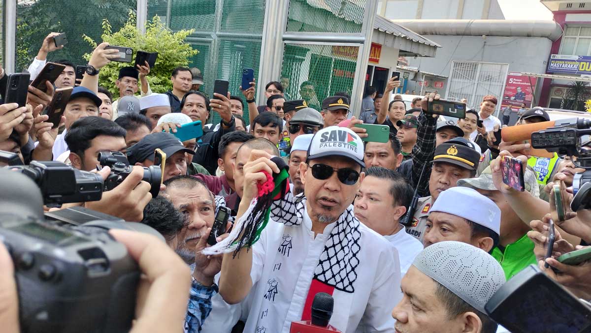Munarman bebas dari Lapas Salemba pagi ini. Ia tampak mengenakan topi Save Palestine saat keluar dari tahanan.