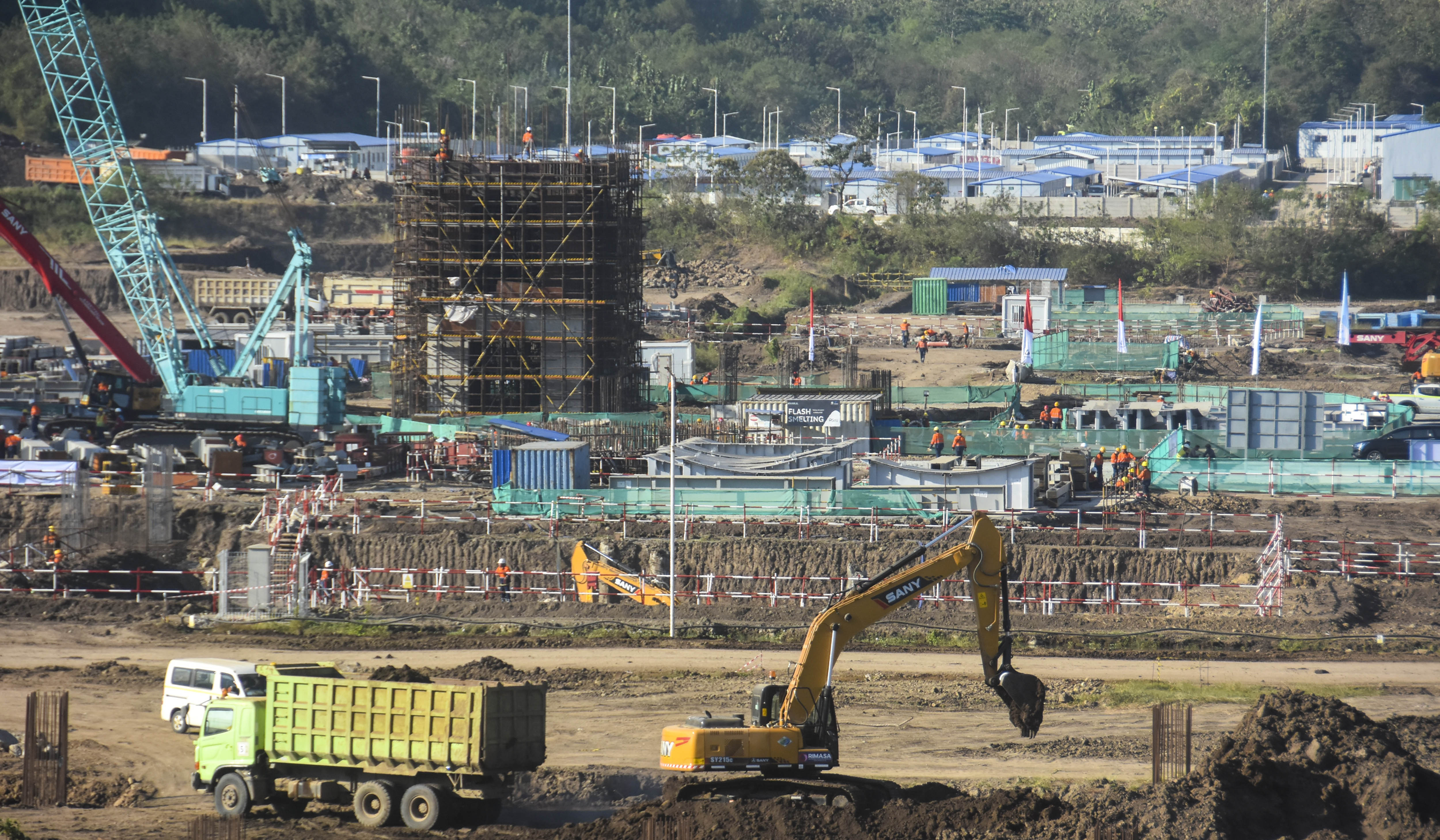 Pekerja sedang menyelesaikan pembangunan Smelter milik Amman Mineral. Kontribusi Amman terhadap Medco menurun akibat terkendalnya ekspor.