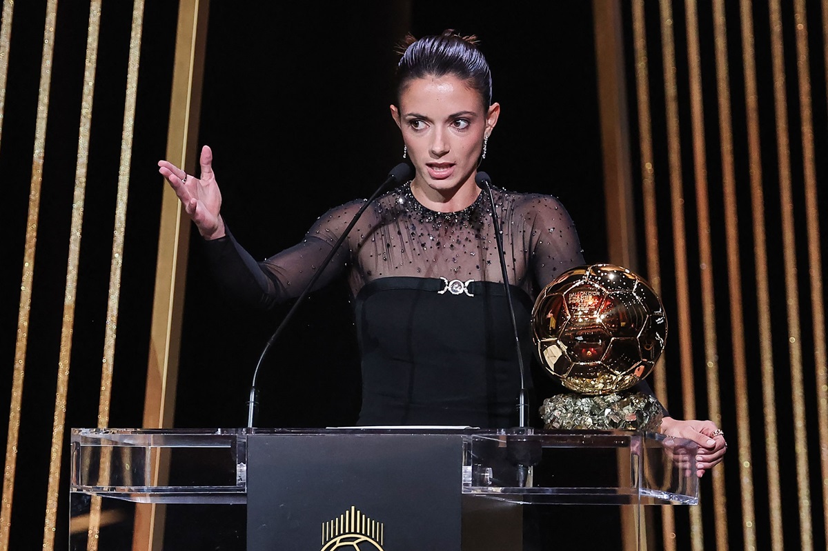 Pesepak bola timnas Spanyol Aitana Bonmati saat menerima trofi Ballon d'Or