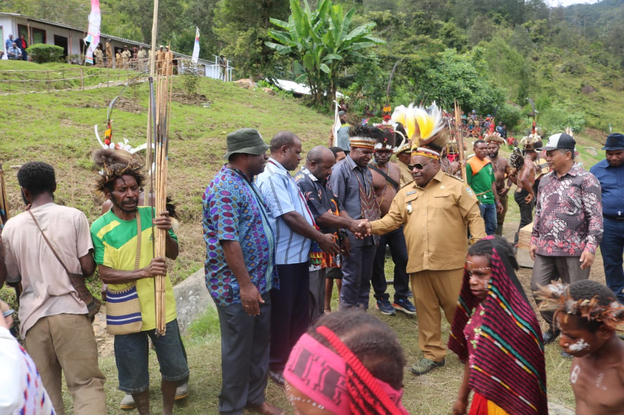 Bupati Yahukimo, Provinsi Pegunungan Papua, Didimus Yahuli meninjau distrik Panggema, Selasa (31/10/2023)