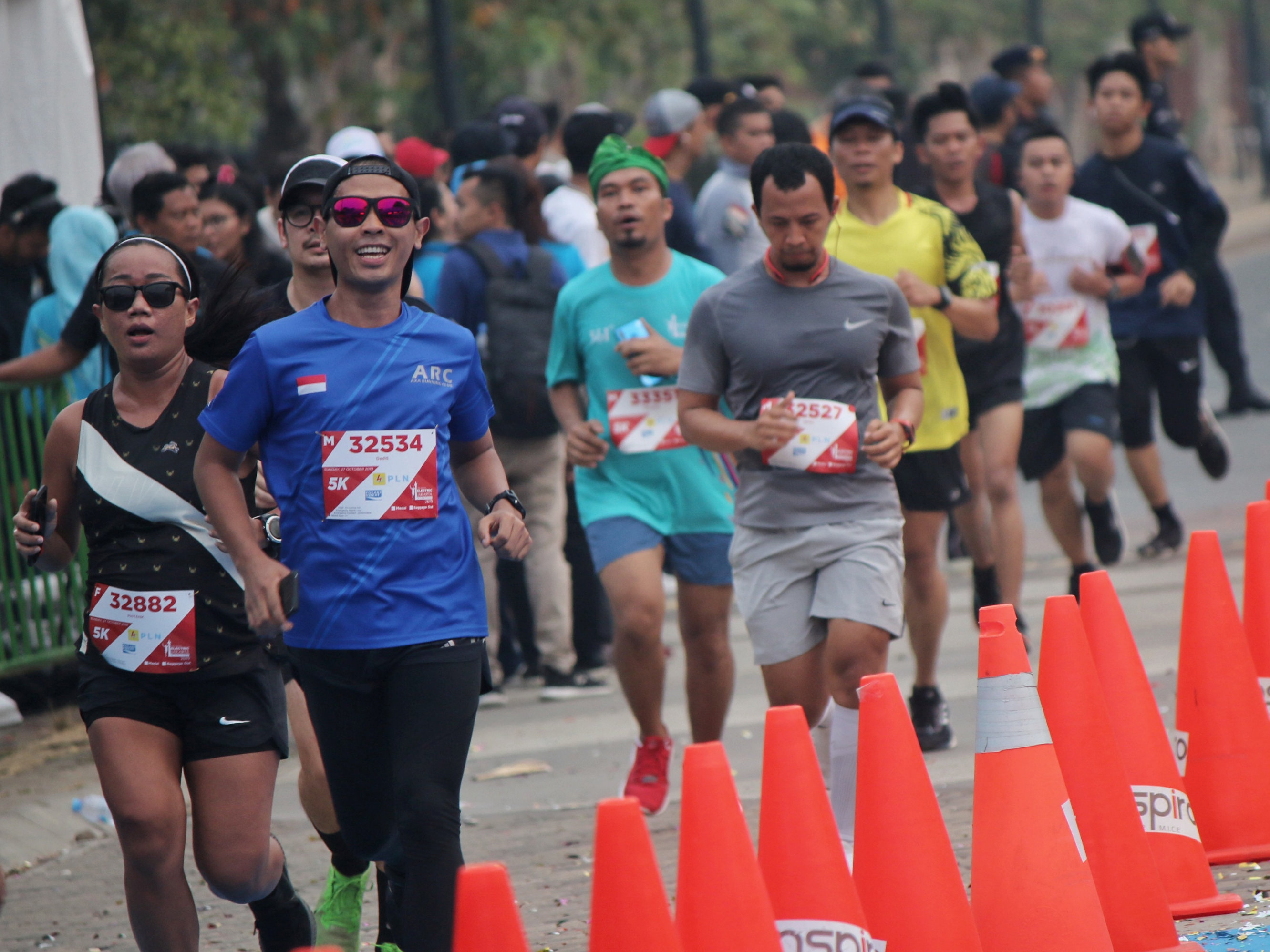 Warga mengikuti kegiatan olahraga lari maraton