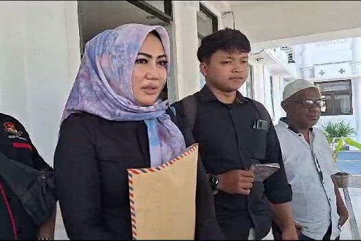 Ketua Umum Gerakan Selamatkan Negeri (GSN) Diah Warih Anjari (kiri).